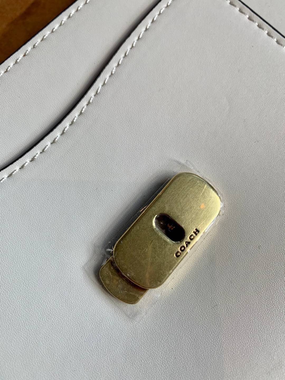 COACH TABBY TOP HANDLE 20 พร้อมส่งที่ไทยค่ะ! กระเป๋าหิ้ว//สะพายข้างได้ หนังแท้อย่างดี กหนึ่งใบทำหนังสองลายได้อย่างสวยงาม พร้อมโลโก้รุ่นใหม่ล่าสุดดูดีมากๆค่ะ เปิดปิดกระเป๋าแบบกดล็อค ภายในมีช่องหลักสองช่อง ใส่มือถือได้ทุกรุ่น;กระเป๋าเงินใบกลางได้;ของจำเป็นจ