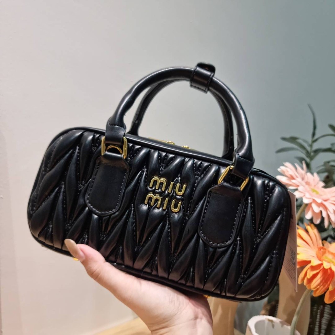 MIU MIU ARCADIE METELASSE LEATHER BAG กระเป๋าถือ/สะพายสุดชิค คุ้มมากไม่อยากให้พลาดน้า เกรดไฮเอน ใช้งานต่างประเทศได้