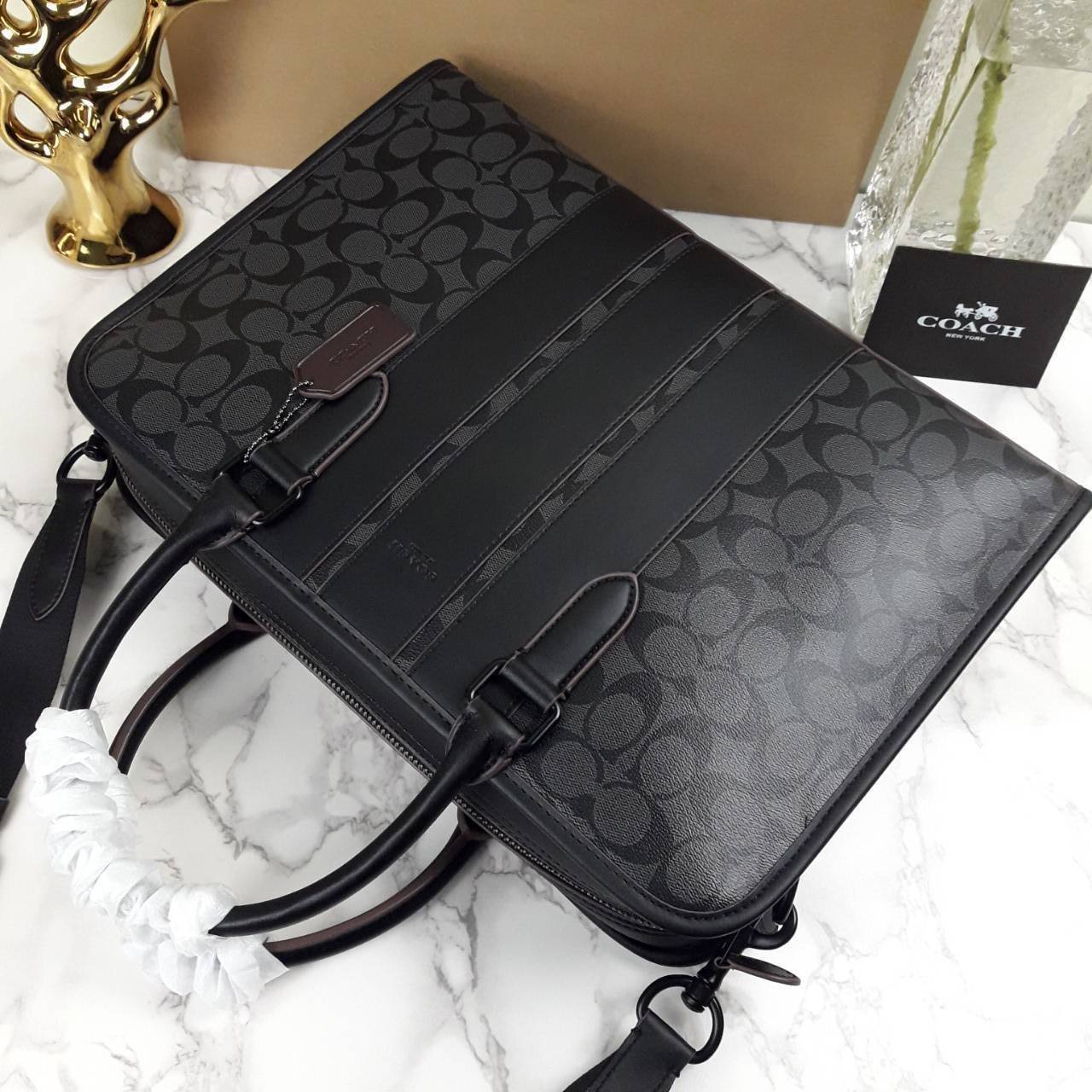 COACH BOND BRIEF IN SIGNATURE CANVAS (COACH F23212)🍁 หนุมๆสาวๆ สาวก Unisex พลาดไม่ได้เลย ลุยงานได้จริง รุ่นนี้เลย//วัสดุแคนวาส ผสมกับหนังแท้ คุณภาพ ทนทาน หนาแน่น ใส่เอกสาร ใส่โน๊ตบุ๊ค ลุยงานได้แบบ Real life จริงๆ ฟังก์ชั่นครบมาก >>มีสายสะพาย