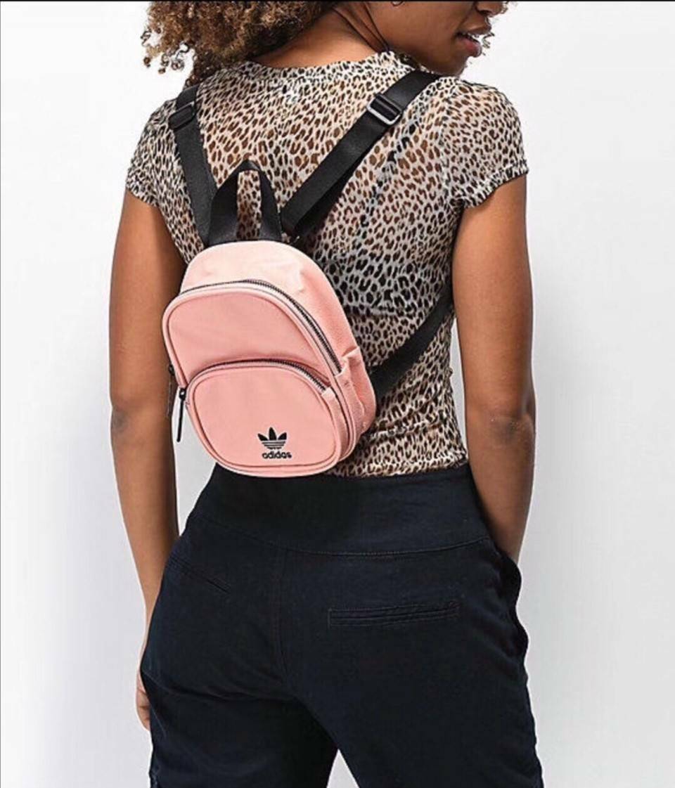 ADIDAS MINI BAGPACK กระเป๋าเป้สไตล์ Sport ขนาดมินิ กำลังน่ารัก น้ำหนักเบา ด้านหน้ามีโล้โก้และช่องซิป เปิดปิดด้วยซิปสะดวกใช้หัวซิปแบรนด์ ภายในมีโลโก้และช่องใส่ของ มีหูจับถนัดมือ สายสะพายเลื่อนปรับระดับได้ freesize ไอเท็มใหม่ดีไซน์สุดฮิต พร้อมส่งที่ไทยในราค
