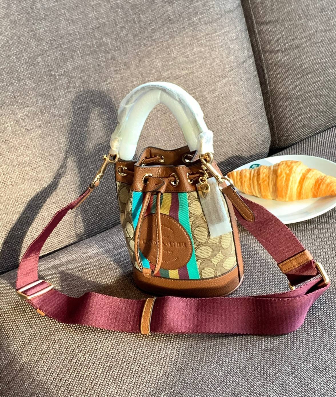 น้องใหม่ล่าสุด สวยเกินต้านเลยค่าา! COACH DEMPSEY DRAWSTRING BUCKET 15 IN SIGNATURE JACQUARD WITH STRIPE 2021 พร้อมส่งที่ไทย ออกใหม่ล่าสุด ห้ามพลาดค่า! กระเป๋าทรงขนมจีบ วัสดุJacquard+หนังแท้ ตัเแทบสีตรงกลาง เพิ่มสีสันเข้ามาได้ลงตัวสวยงามมากๆค่ะ