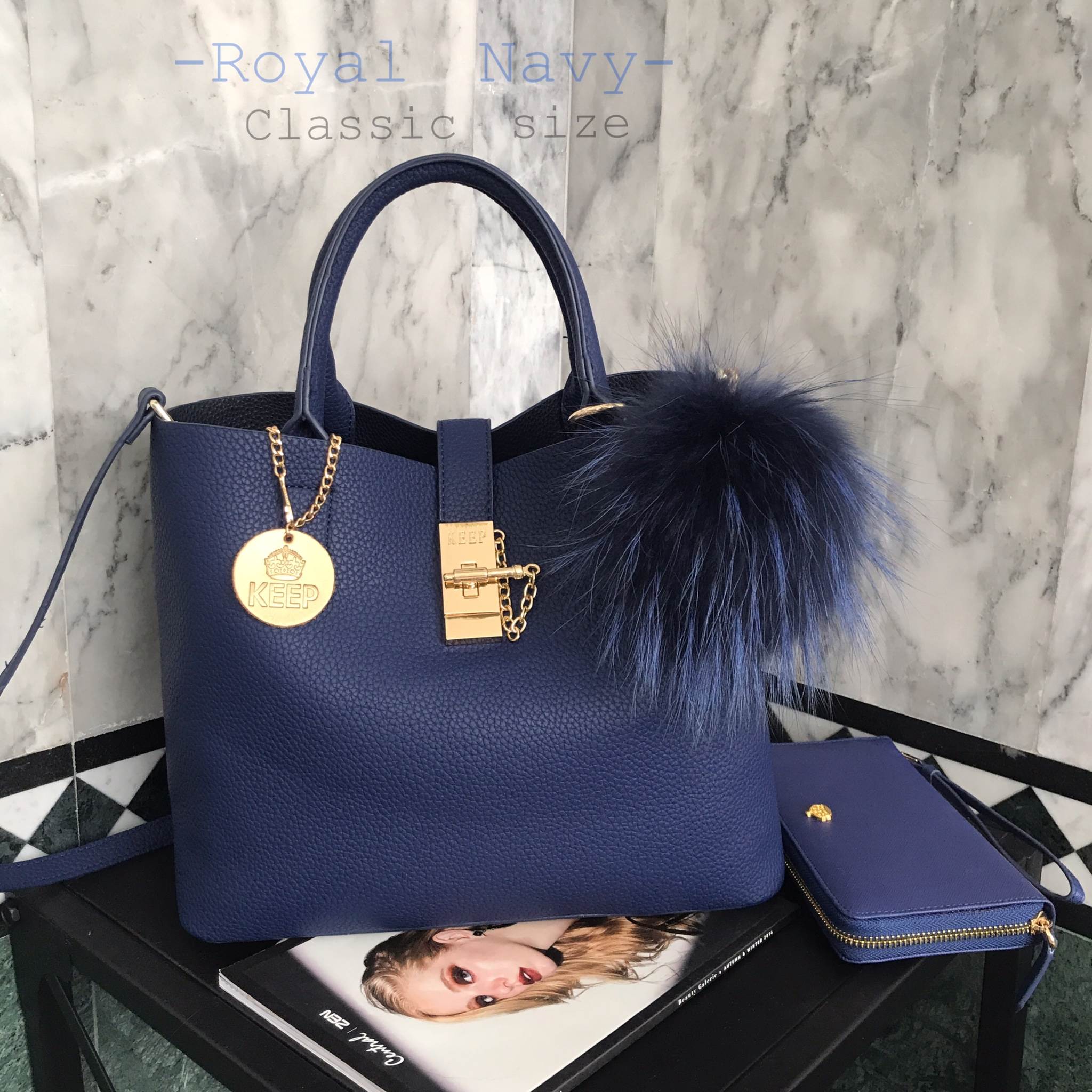 สีใหม่ Royal Navy พร้อมส่งละค่า • KEEP LALA BAG • พร้อมส่ง 2 ขนาด ตามการใช้งาน 👑สวย หรู เวอร์วัง อีกแล้วค่า กับกระเป๋า 2 in 1 ปรับเก็บทรง ได้ถึง 2 แบบ มาพร้อมพวงกุญแจ ปอมปอม ฟรุ้งฟริ้ง น่ารักมาก คะ ตัวกระเป๋าเป็นหนังเนื้อดีที่สุด เนื้อนิ่ม ลายหนัง