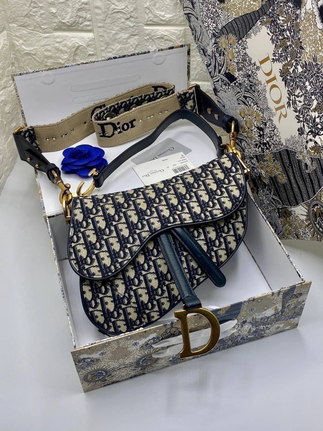 หนังแท้ DIOR SADDLE BAG Oblique Embroidery รุ่นใหม่ กระเป๋ารุ่นยอดนิยมตามแบบฉบับแบรนด์ งานทอลายคมชัด ใช้งานได้ 2 แบบ สะพายยาว CROSSBODY และสายสั้นถือได้เก๋ๆ ลุคนี้คูลสุดๆ เลยค่าา ภาพถ่ายจากสินค้าจริง! สวยมาก พร้อมส่งที่ไทยราคาสุดคุ้ม สาวๆ ห้ามพลาดค่ะ!