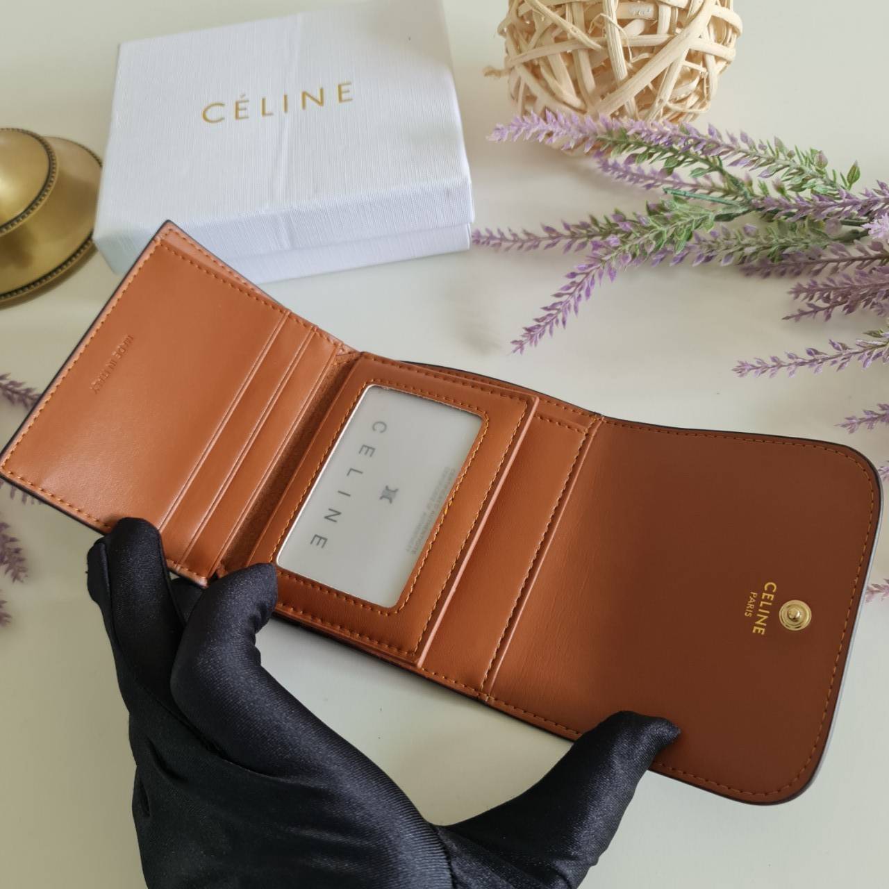 พรีเมี่ยมกิ๊ฟแท้ 100% 】CELINE SMALL TRIOMPHE WALLET IN SHINY SMOOTH LAMBSKIN VIP GIFT WITH PURCHASE (GWP) พรีเมี่ยมกิ๊ฟ Member Gift Limited Edition จาก CELINE HAUTEPARFUME COUNTER กระเป๋าสตางค์งานดี งานสวยสุดๆๆๆ มี 3พับ ขนาดกะทัดรัด เหมาะมากกก มีช่องใส่เห