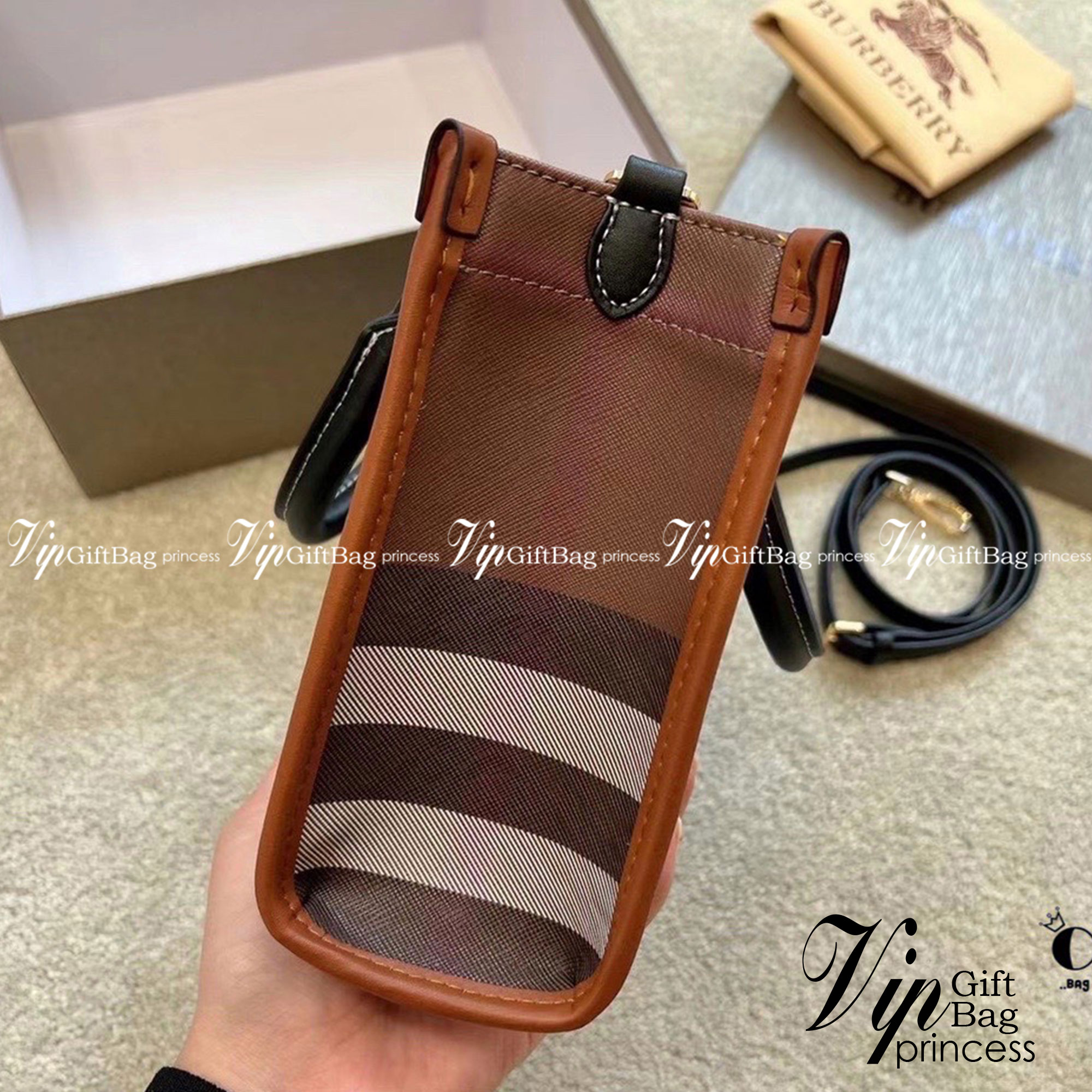 Burberry Check and Leather Mini Freya Tote / BURBERRY Mini Freya tote กระเป๋าสะพายทรงโท้ท โทนสีน้ำตาลดำวินเทจ รุ่นใหม่ล่าสุด ขนาดกำลังดีใช้งานง่าย มาพร้อมสายยาวใช้เป็น everyday look ได้เลยค่ะ