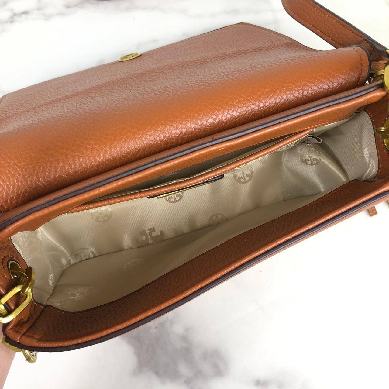 TORY BURCH shoulder bag พร้อมส่งที่ไทย กระเป๋าสะพาย TORY BURCH เปิด - ปิดกระเป๋าด้วยกระดุมแม่เหล็ก ด้านในโล่ง มีช่องเล็ก 1 ช่อง สายสะพาย สามารถปรับได้ 4 ระดับค่ะ