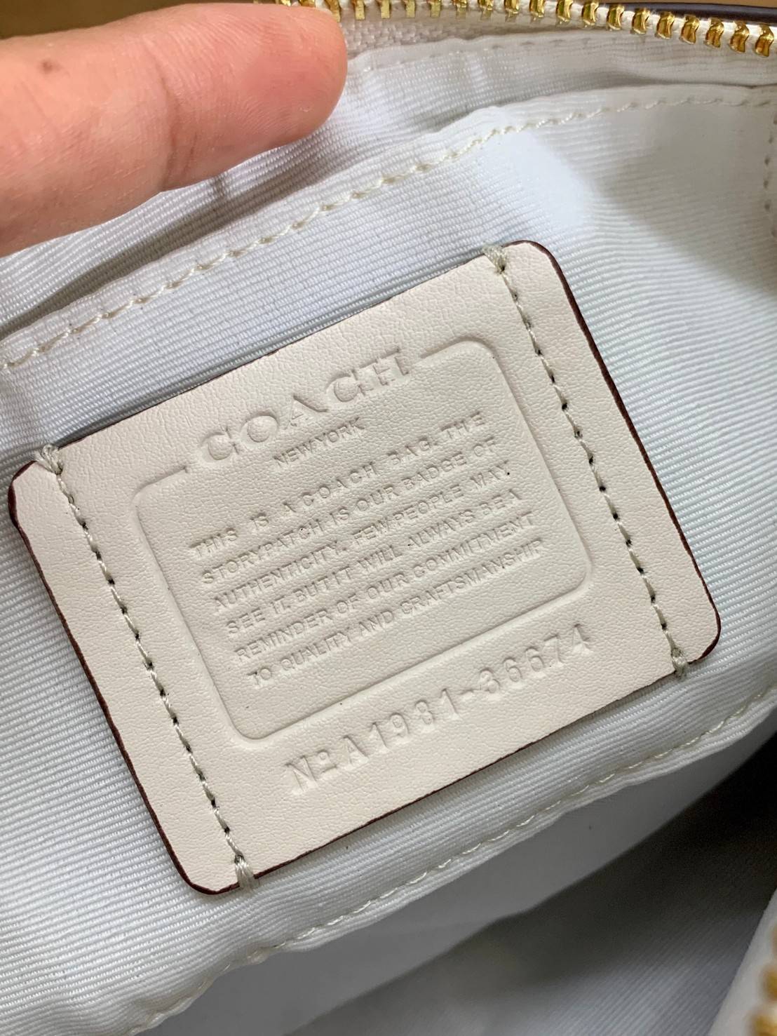 COACH POUCH HORSE AND CARRIAGE PRINT ((36674)) รุ่นแนะนำ ได้ไปไม่ผิดหวังแน่นอนค่ะ! กระเป๋าหิ้ว//สะพายไหล่//สะพายข้างได้ วัสดุ pvc นิ่มอย่างดี ลายรถม้าทั้งใบ สวยงามค่ะ เปิดปิดกระเป๋าแบบซิป ภายในสามารถใส่กระเป๋าเงินใบยาวได้;ของจำเป็นได้ครบค่ะ มีช่องเล็กให้ใ