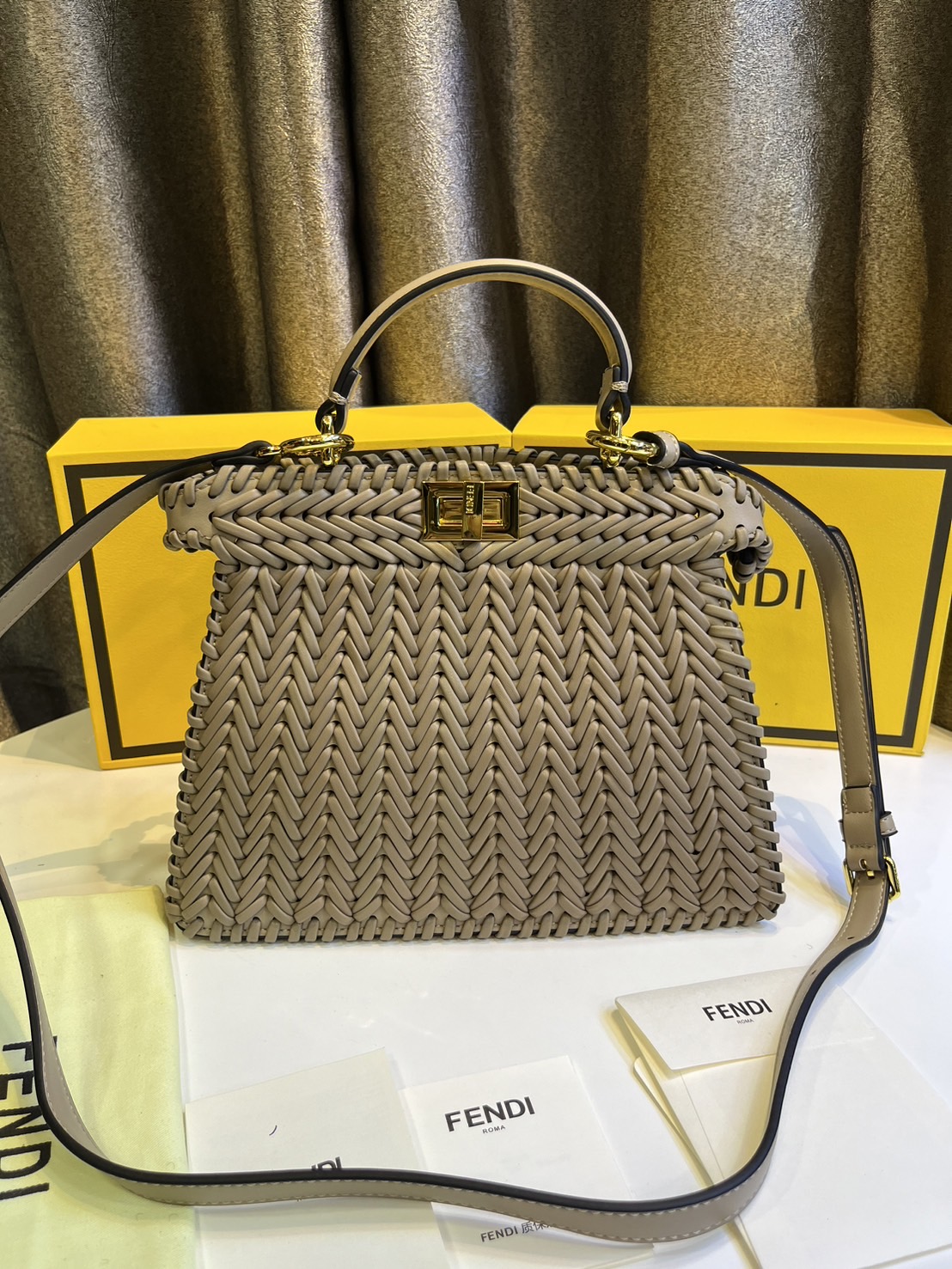 พร้อมส่ง 3 สี FENDI Peekaboo ISeeU Medium interlace leather bag กระเป๋าสะพายดีไซส์สาน ใช้ได้ 2 ด้าน 🧡 เกรดออริจินอล 1:1 สลับแท้