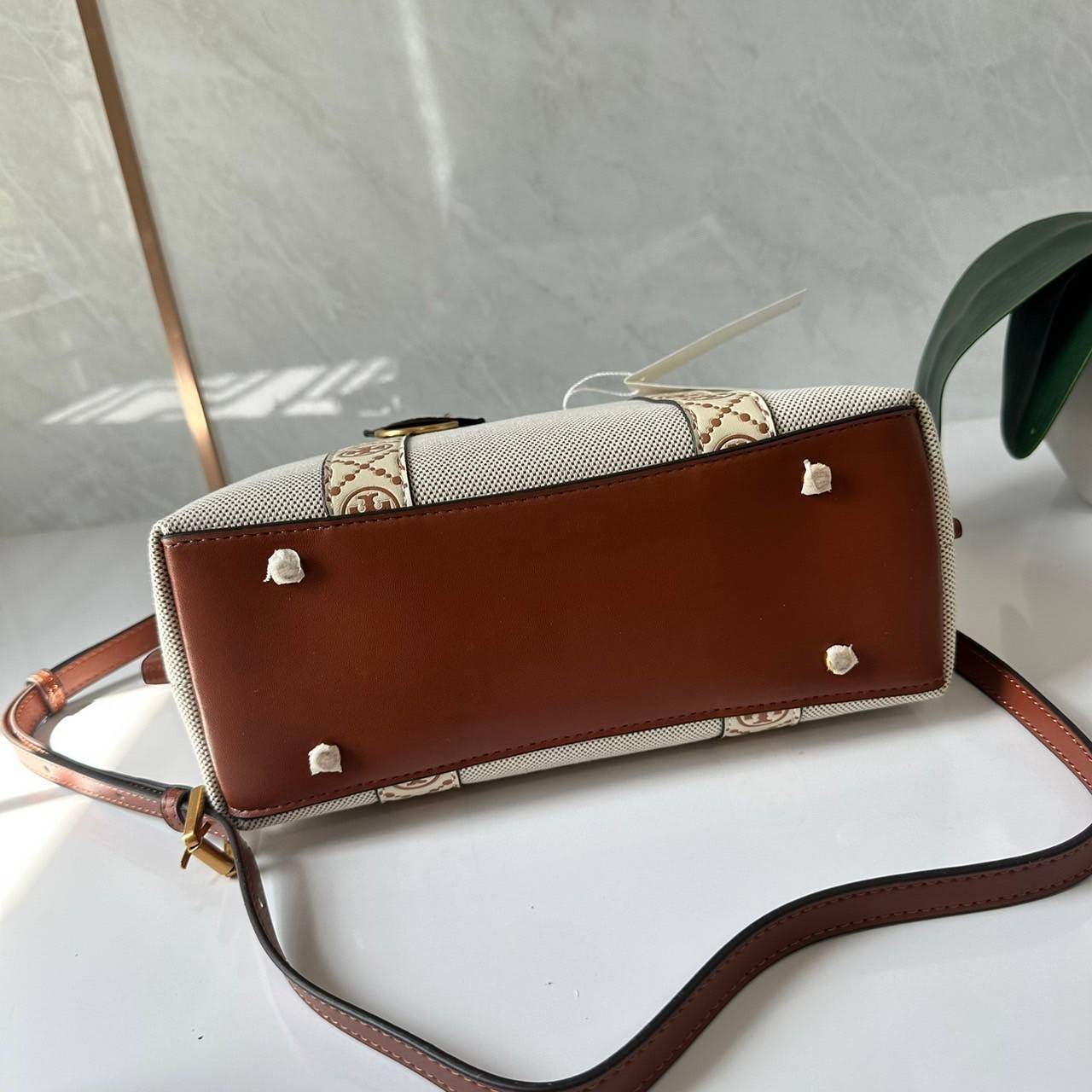 TORY BURCH small Perry canvas tote bag กระเป๋าคล้องแขนและสะพายไหล่ทรงโท้ท คอลเลคชั่นใหม่ล่าสุด สวยหรูลุคคุณนาย