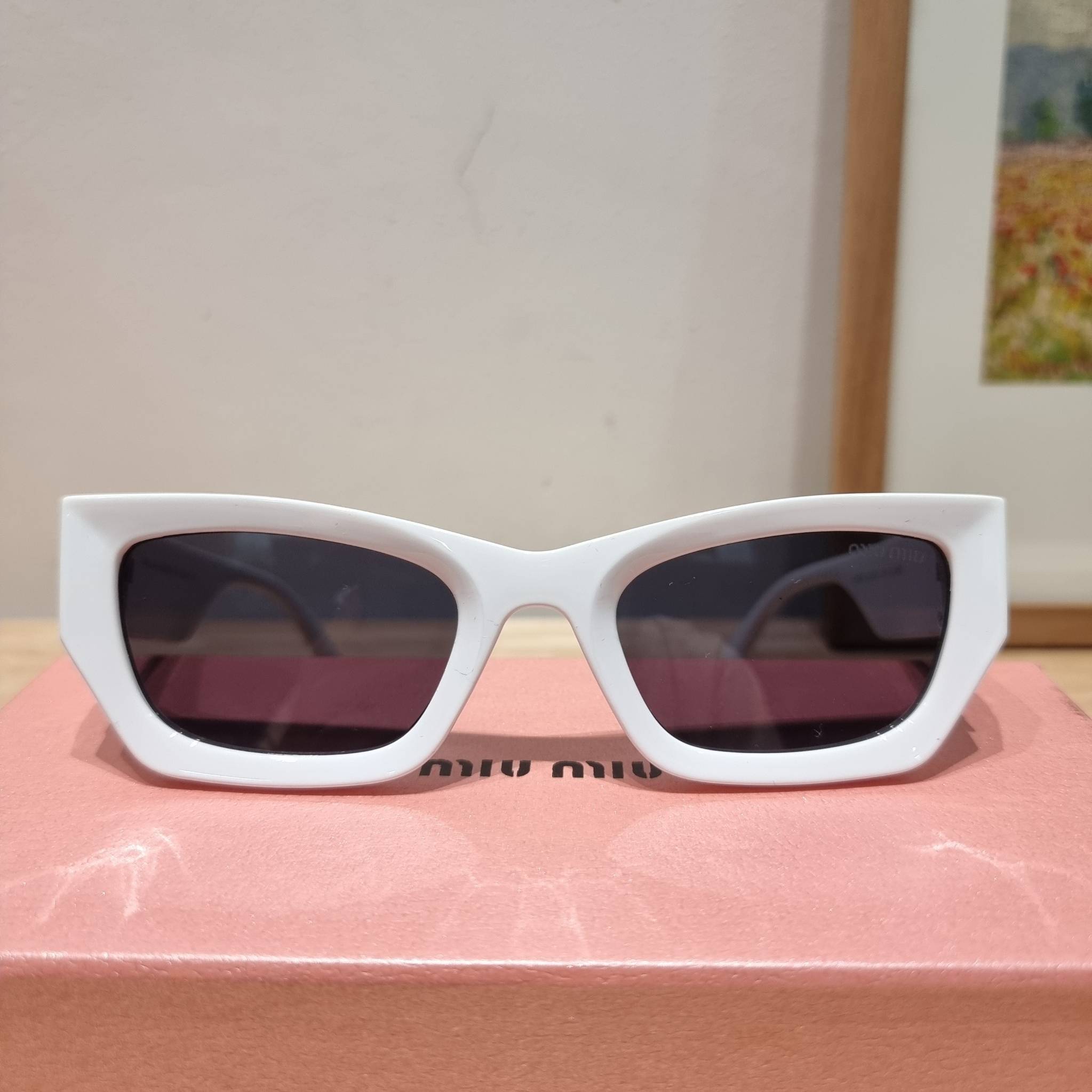 MIU MIU Sunglasses UV protection มาพร้อมอุปกรณ์ครบเซ็ท สวยปัง สวยตะโกน มีพกติดตัวไว้ไม่ตกเทรนด์ ใส่เสริมโหงวเฮ้ง ดูผู้ดี ใช้ได้ทุกโอกาส ทุกสถานการณ์ ใส่ที่บ้านถนอมสายตา ใส่ออกข้างนอกกันแดด กันลม กันฝุ่นก็มั่น ก็เลิศทั้งหมด