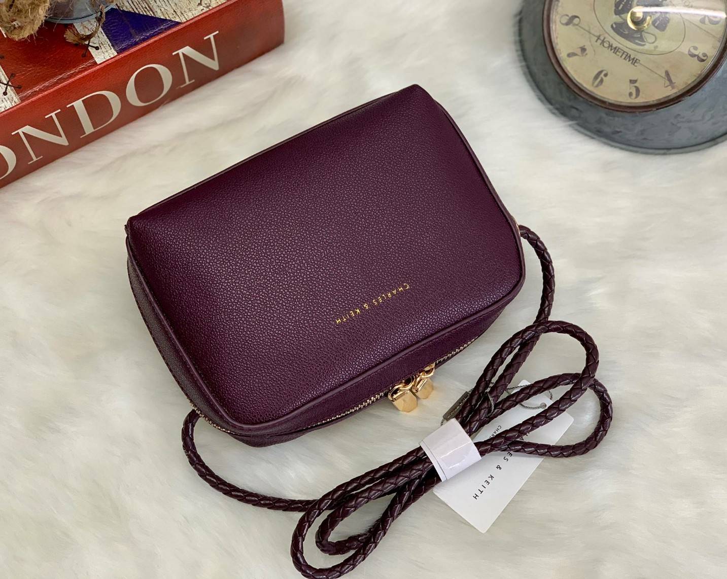CHARLES & KEITH METAL PUSH LOCK CROSSBODY BAG รุ่นฮิตขายดีมีมาพร้อมส่งแล้วจ้า กับกระเ๋าสะพายไซส์น่ารัก วางอยู่ทรง เปิดปิดด้วย ตัวล็อกด้านหน้า ด้านในแบ่งเป็น 2 ช่องมีช่องซิปตรงกลาง จุของได้เยอะพอควรเลยค่ะ ใส่ iPhone plus ได้สบายๆ และของจุกจิกที่จำเป็น รุ่น