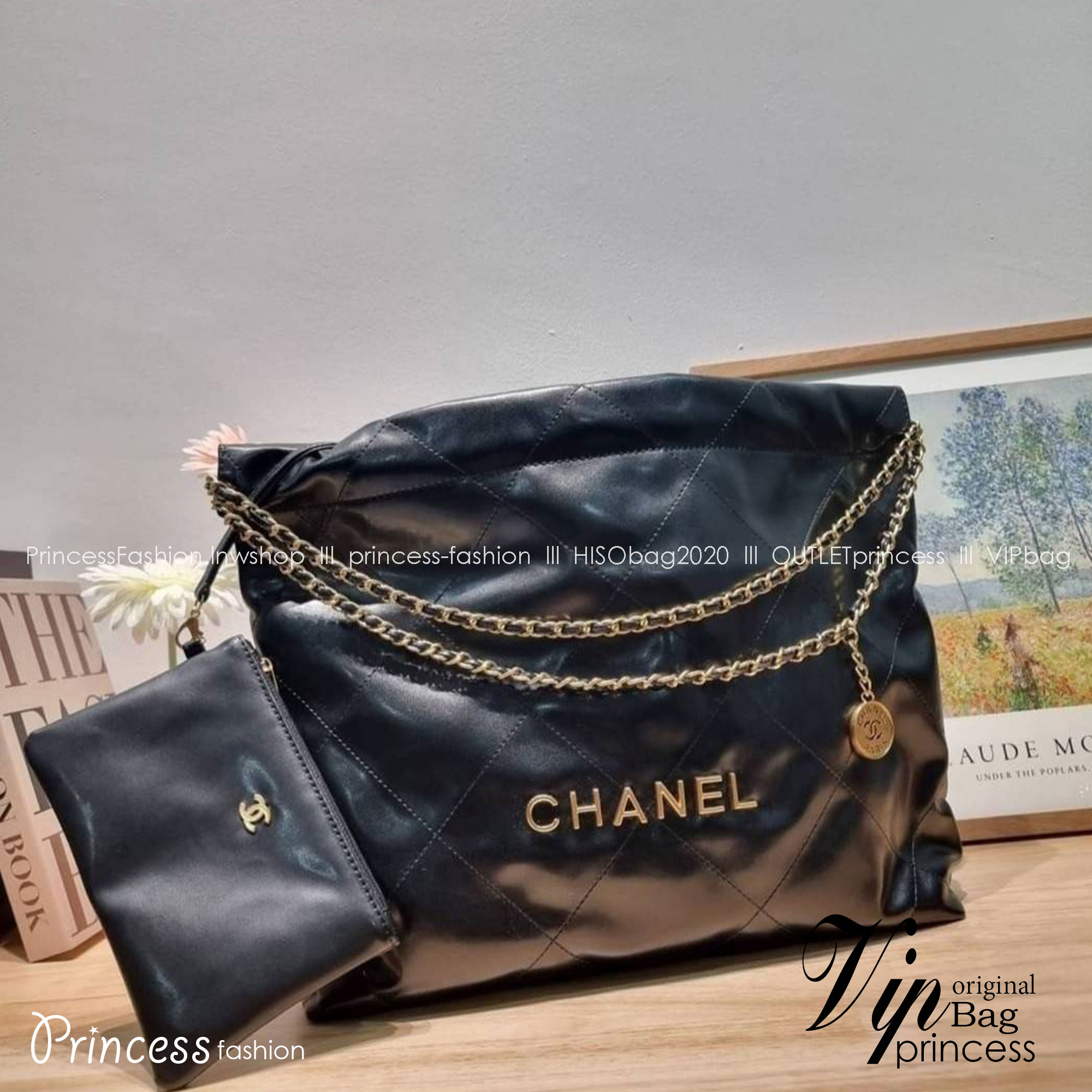 Chanel 22 bag เกินต้านที่สุดกับไอเท็มนี้ ที่สาวๆหรือใครๆก็ต้องมีแล้ว!! แค่เห็นก็หลงรัก กระเป๋าทรงสวย ดีเทลเรียบแต่มีความหรูแอบซ่อนอยู่ ด้วยดีไซน์สายสะพายโซ่สีทอง และโลโก้อันโดดเด่น