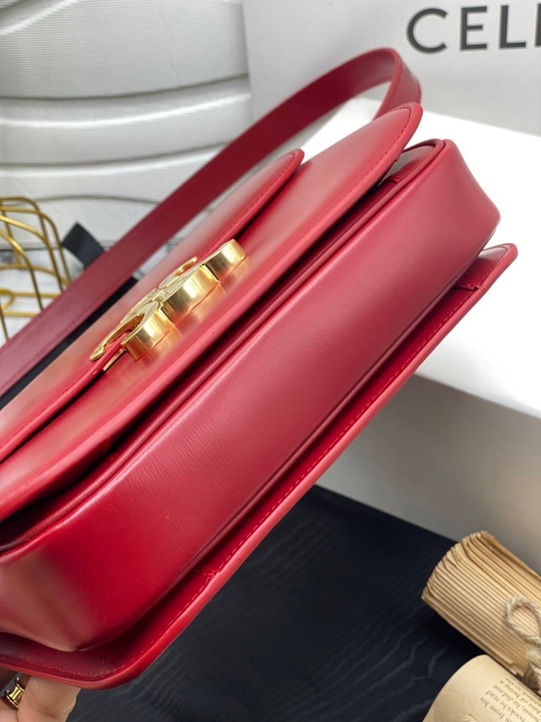 หนังแท้ CELINE TRIOMPHE CROSSBODY BAG ดีไซน์ยอดนิยมสไตล์สาว LISA ทรงสี่เหลี่ยมหนังสวยหรูอยู่ทรงเปิดปิดด้วยฝาปิดโลโก้แบรนด์อะไหล่ทอง ภายในมีช่องหลัก ช่องย่อย และช่องซิป สามารถใส่มือถือของใช้จุกจิกได้เยอะ มาพร้อมสายสะพายหนังยาวปรับระดับได้ จะสะพายไหล่ CROSS