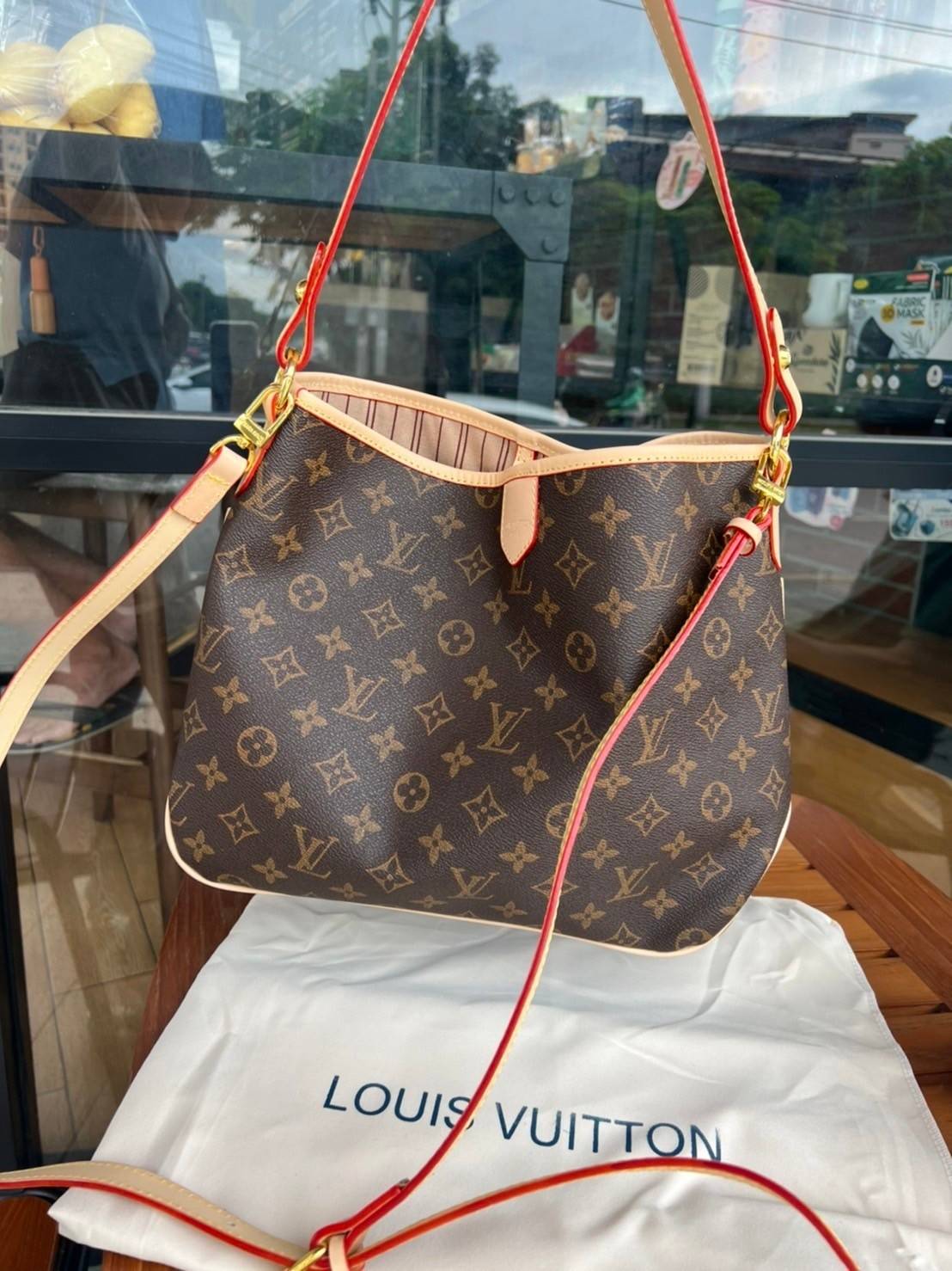 Louis Vuitton Monogram Delight Canvas กระเป๋าสะพายข้างทรงสูงใบใหญ่หนังแกะสังเคราะห์ หูหิ้วปั้มโลโก้ ด้านในมี1ช่องซิป 1ช่องใส่ของจุกจิ๊ก อะไหล่ทองหรูหรา มีสายยาว ถอดสายได้ ปรับระดับได้ จุของได้เยอะ หรูหรา สวยงาม เหมาะกับทุกโอกาศ ต้องมีติดตู้ห้ามพลาดเลยค่า