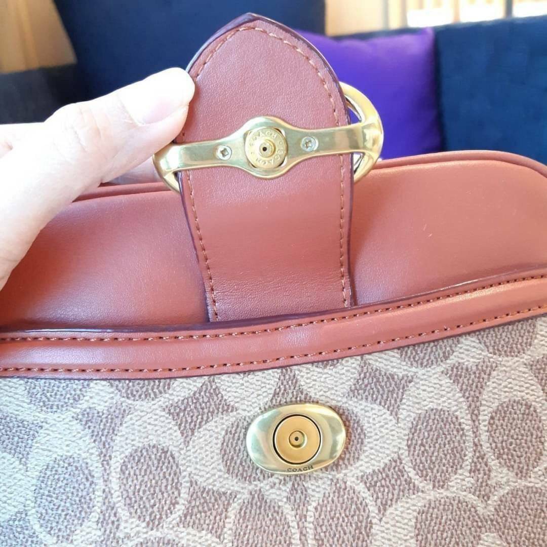 COACH 703 RILEY LUNCHBOX BAG IN SIGNATURE CANVAS กระเป๋า crossbody ทรงกล่องอยู่ทรง ดูแพง วัสดุหนังแคนวาสเคลือบลาย ตัดด้วยอะไหล่ทองเหลือง สวยเข้ากันสุดๆ!! มีช่องหลัก 2 ฝั่ง เปิด-ปิดด้วยซิป ใบนี้สะพายแล้วโดดเด่น ถ่ายรูปขึ้นกล้องแน่นอนจ้า Best item!!