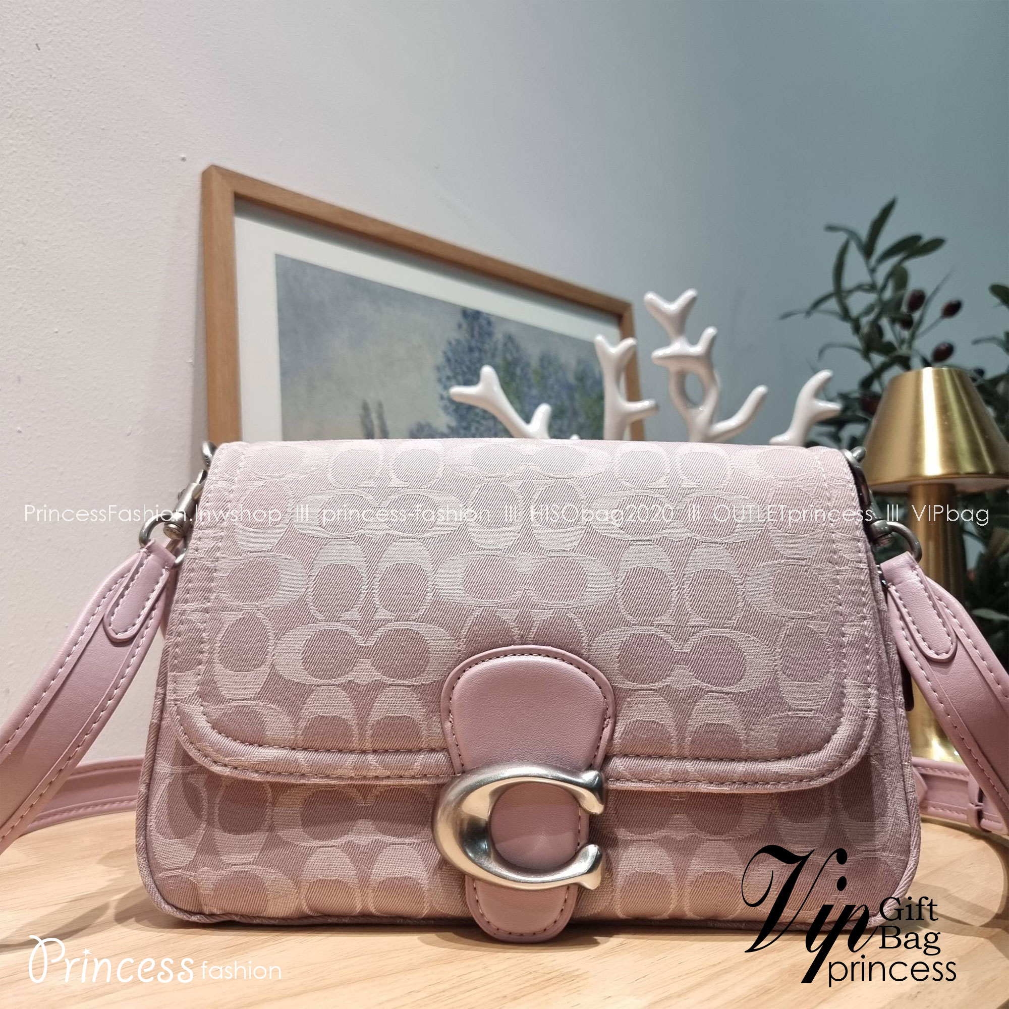 COACH CJ854 SOFT TABBY SHOULDER BAG IN SIGNATURE DENIM ฉุดไม่อยู่แล้วจริงๆกับไอเท็มนี้ ที่ร้อนแรงแบบปังๆไปเลย!! กระเป๋าสะพายไหล่/สะพายข้าง ดีไซน์วินเทจย้อนยุค สวยคมชัด คลาสสิคใช้ได้ทุกลุค