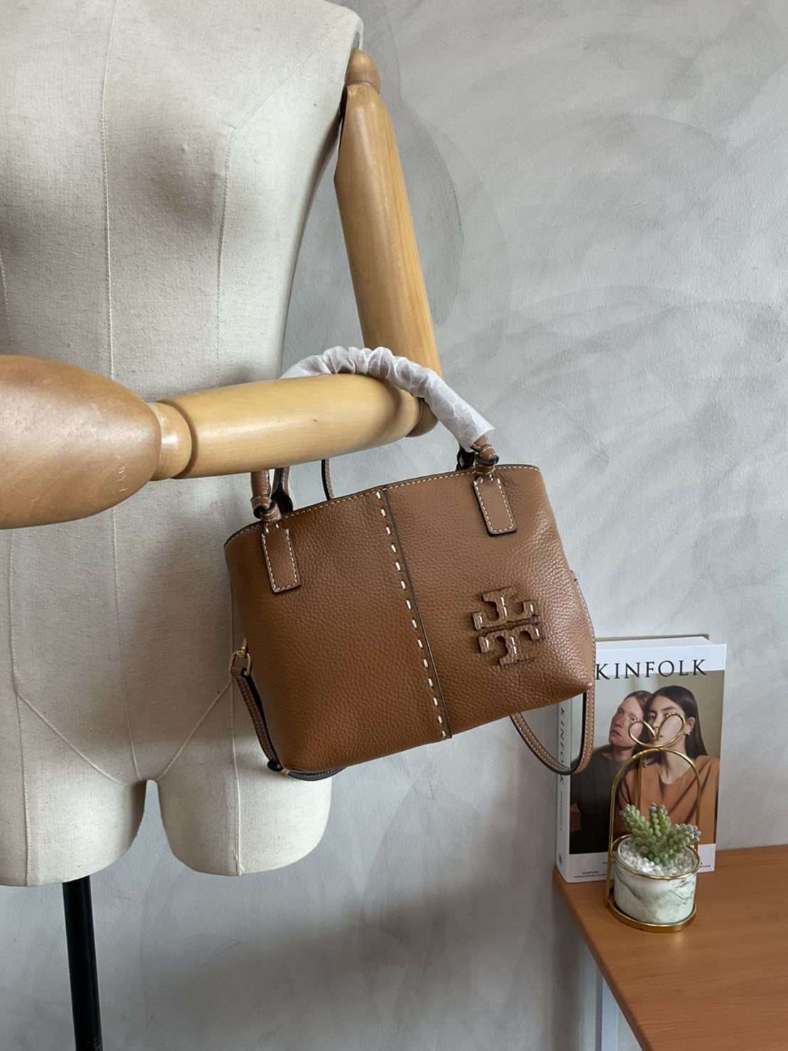 Tory Burch McGraw Mini Satchel กระเป๋าถือ/สะพาย Crossbody วัสดุหนังลูกวัวแท้ 100% ด้านหน้าประดับโลโก้หนัง ตัดเป็นรูปตัว T สัญลักษณ์แบรนด์ ตัวกระเป๋าเดินด้ายเล่นลายเพิ่มลูกเล่น เพื่อความเก๋!!