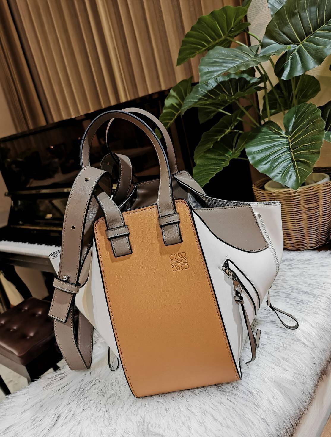 LOEWE HANDLE & SHOULDER BAG GIFT WITH PURCHASE (GWP) กระเป๋าถือหรือสะพายหนังแท้พรีเมี่ยมกิ๊ฟ Limited จาก LOEWE PERFUME DUTYFREE รุ่น Rare items สุดๆวัสดุหนังแท้ Calfskin หนังสวยดีไซน์มีเอกลักษณ์ ใบใหญ่กำลังดี น้ำหนักเบา สามารถปรับได้หลายทรง ด้านข้างมีซิปป