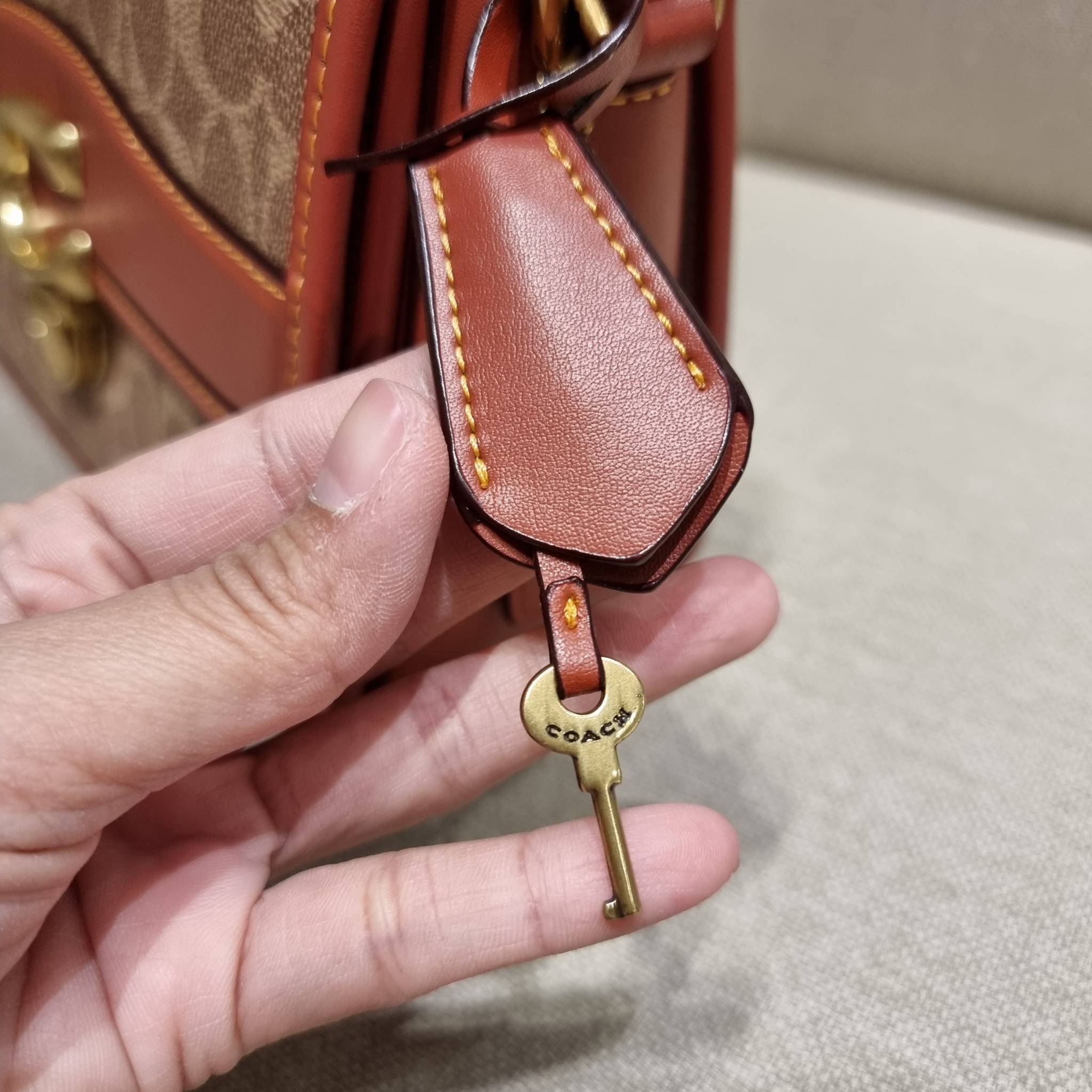 OUTLET 】COACH STUDIO SHOULDER BAG IN SIGNATURE CANVAS (C6639 C6640) สีใหม่รับความเฮง กับคอลเลคชั่นใหม่สุดอีกหนึ่ง!! มาแบบเลิศๆหรูๆมากแม่ กระเป๋าสะพายข้างลุคไฮน์ ที่ดีไซน์ออกมาได้ปัง และดูแพงมากๆ ด้วยดีเทลคลาสสิคผสานความเป็นเอกลักษณ์ เรียบง่ายแต่แฝงความมีด