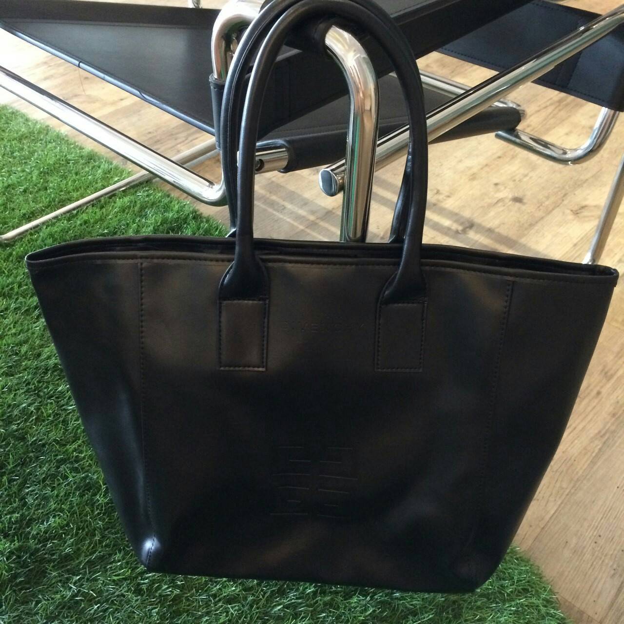 Restock!! GIVENCHY TOTE BAG สินค้าพรีเมี่ยมจากน้ำหอม GIVENCHYแท้ 100%ทรงสุด HOT!! ขนาดกำลังดี หูยาวสายสามารถสะพายขึ้นไหล่เก๋ๆ เหมาะสำหรับทุกวัน ทำจากหนัง PU อย่างดี น้ำหนักเบา ด้านหน้าติดแผ่นหนังปั๊มGIVENCHY เรียบๆแต่มีระดับ ซับในด้วยผ้าสกรีนลายโลโก้ทั้งใ