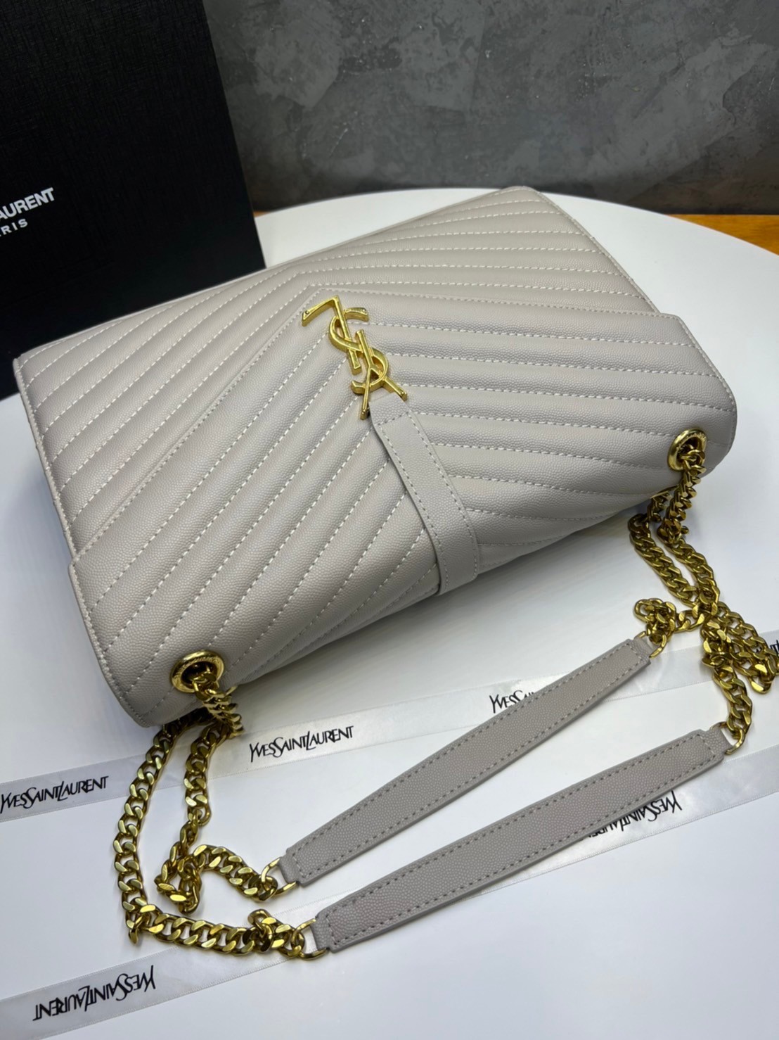 หนังแท้ YSL college large chain bag in quilted leather 30cm กระเป๋าสะพายใบใหญ่ ดีไซน์ทรงสวยหรู ตอบโจทย์ได้ทุกสไตล์ ภาพสินค้าถ่ายจากงานขายจริง ใช้งานต่างประเทศได้