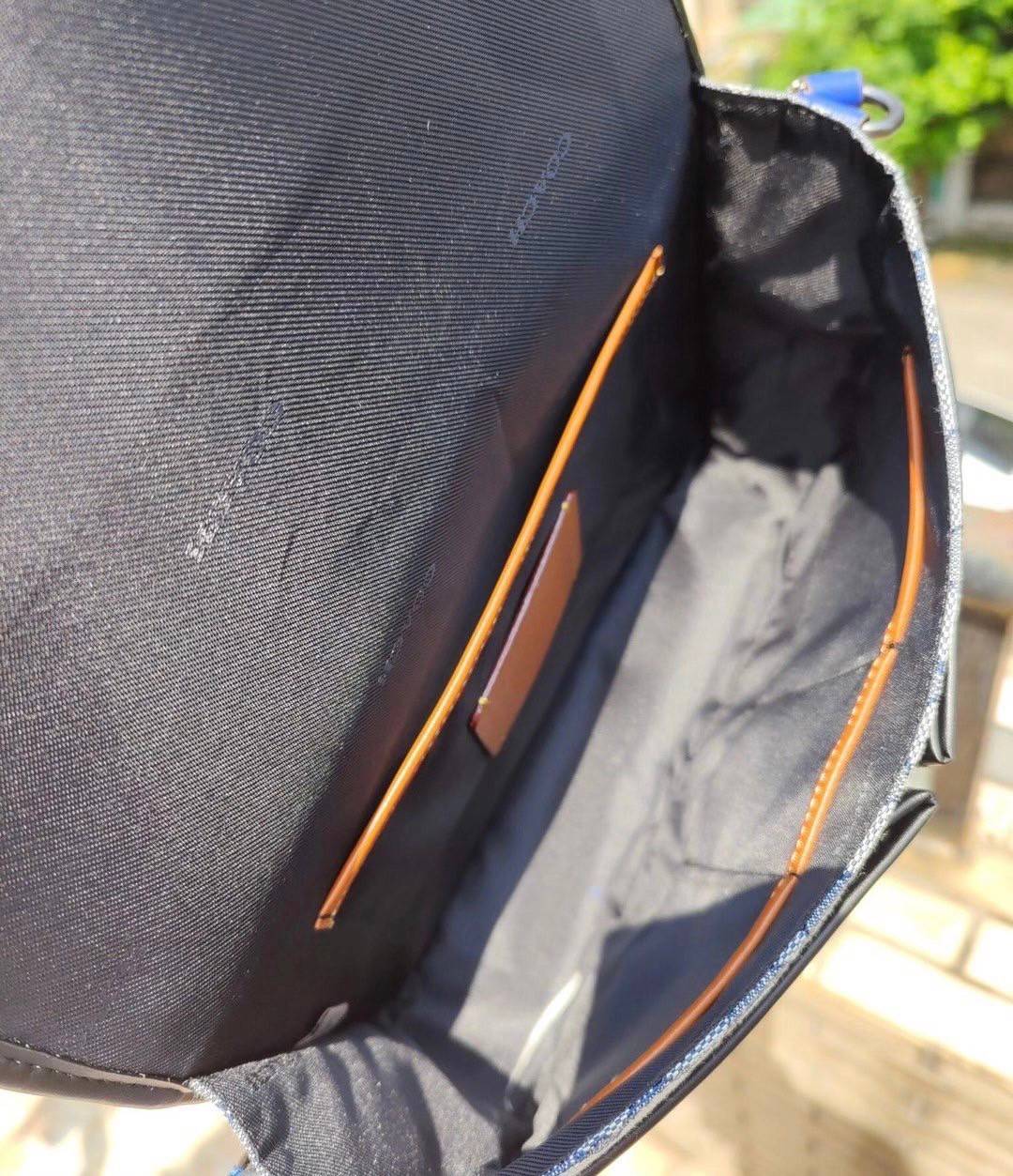 Coach C9158 League Messenger Bag Crossbody Sling Bag ใหม่ล่าสุด คอลที่หนุ่มๆก็ต้องใจละลายไม่แพ้สาวๆ กับกระเป๋าสะพายทรงแมสเซนเจอร์ ดีไซน์ทรงคลาสสิคใช้งานง่าย ดีเทลน้อยแต่มาก!! ดูดีดูแพงเกินเบอร์ไปเลย ภายในเป็นช่องโล่ง มีช่องแยก แบ่งสัดส่วนได้ดีมากๆ มาพร้อม