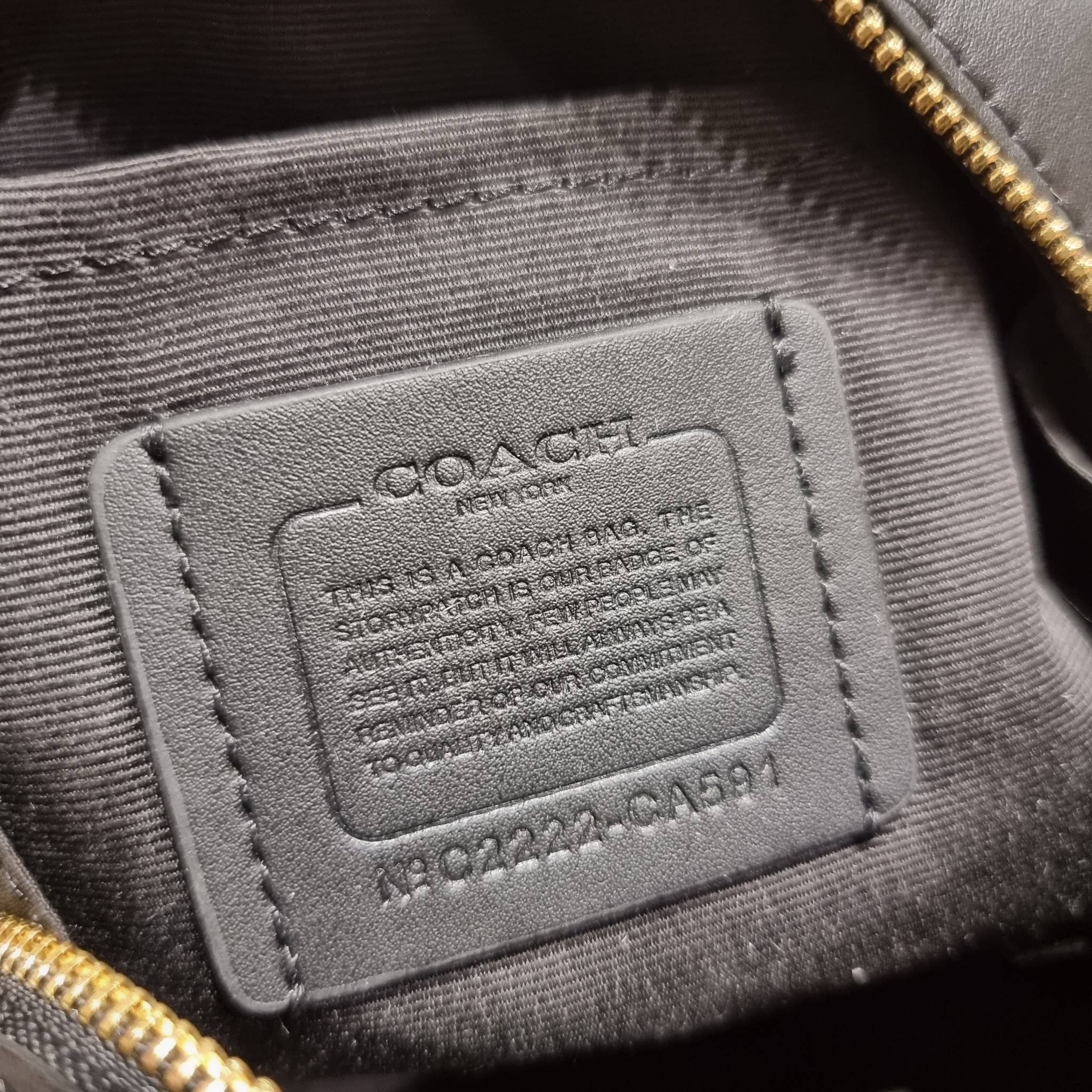 COACH SYDNEY SATCHEL BAG CA202 CA591 CB596 ใหม่ล่าสุด กับคอลที่สาวๆต้องหลงรัก กระเป๋าสะพายทรง satchel ที่มีรูปทรงดึงดูดสายตา สวยแรกเห็น วัสดุหนัง crossgrain พร้อมหูจับในตัว เปิด-ปิดด้วยซิป ภายในโล่งกว้าง ขนาดกำลังดี มีสายครอสให้ ปรับได้ตามชอบ ใบจริงลูกคุณ