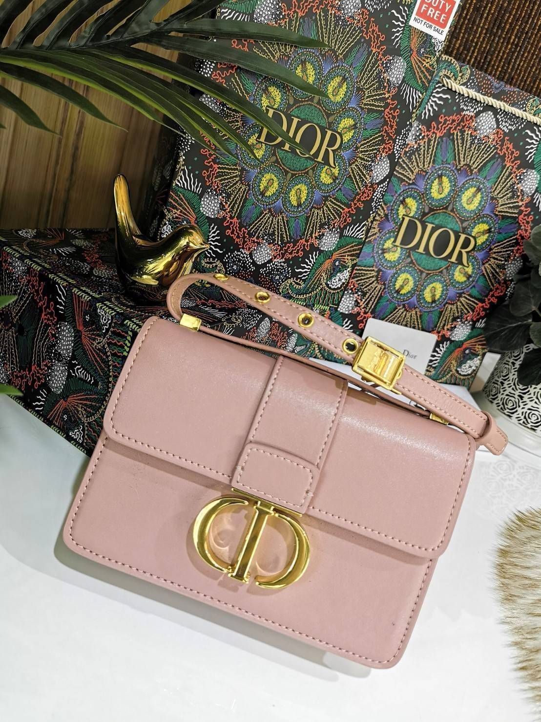 CHRISTIAN DIOR MINI BAG VIP GIFT WITH PURCHASE (GWP) พรีเมี่ยมกิ้ฟ Limited Edition จาก DIOR DUTYFREE COUNTER วัสดุหนังแท้ Calfskin ทรงสี่เหลี่ยมหนังเรียบสวยหรูอยู่ทรงเปิดปิดด้วยฝาปิดโลโก้แบรนด์อะไหล่ทองด้านหลังมีช่องใส่ของ ภายในโล่งมีโลโก้สามารถใส่มือถือข