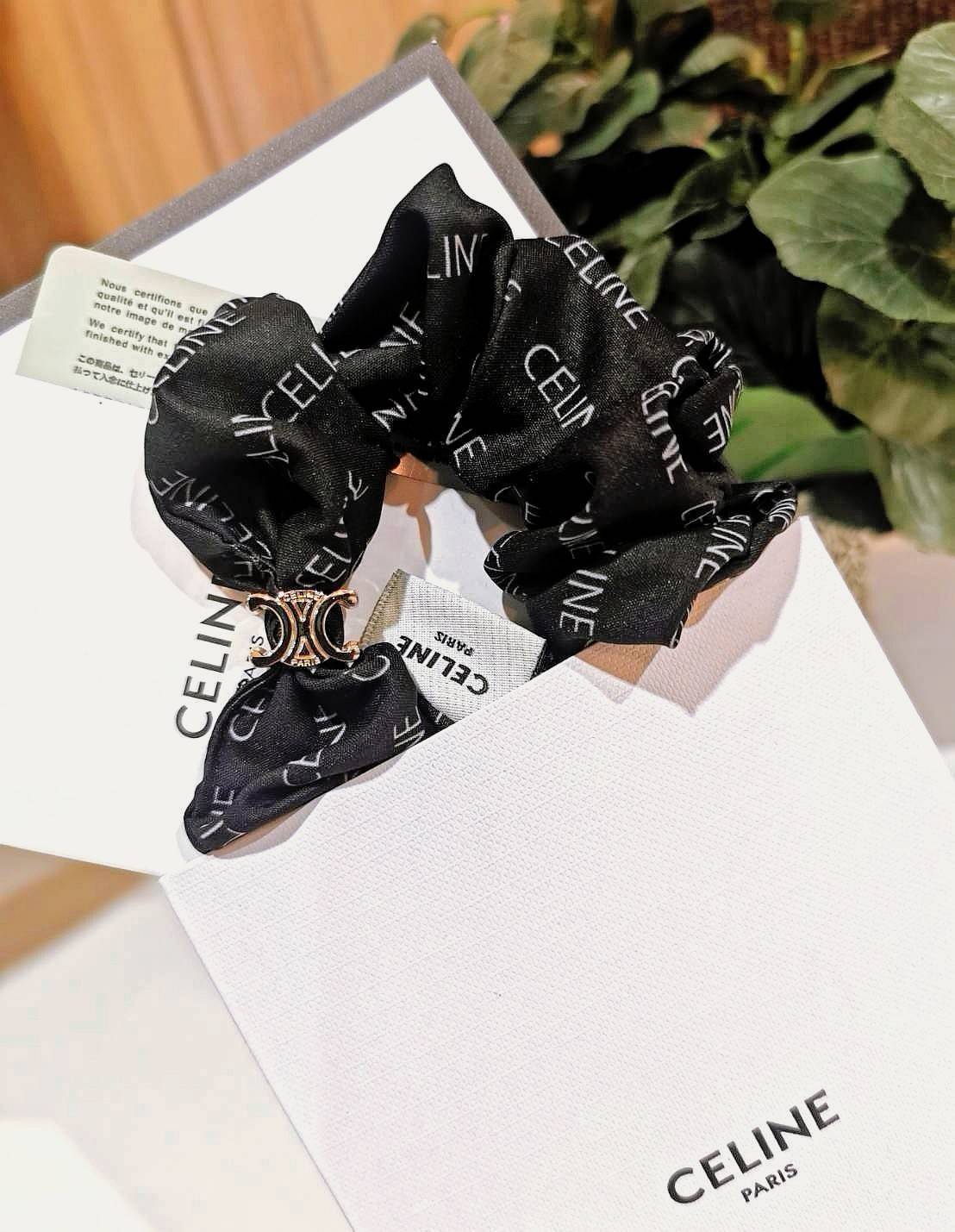 Celine Scrunchy Rayure Bracelet in Brass / CELINE BRACELET WITH TRIOMPHE GOLD AND SILK ที่รัดผมที่ไม่ใช่เพียงรัดผมแต่เป็นเครื่องประดับในสไตล์สาว LISA ที่ต้องอยู่ที่ข้อมือเท่านั้น! จนถือเป็นซิกเนเจอร์ที่โดดเด่นจนแฟนๆทั่วโลกต้องจดจำ วัสดุทอจากไหมทั้งเส้นลาย