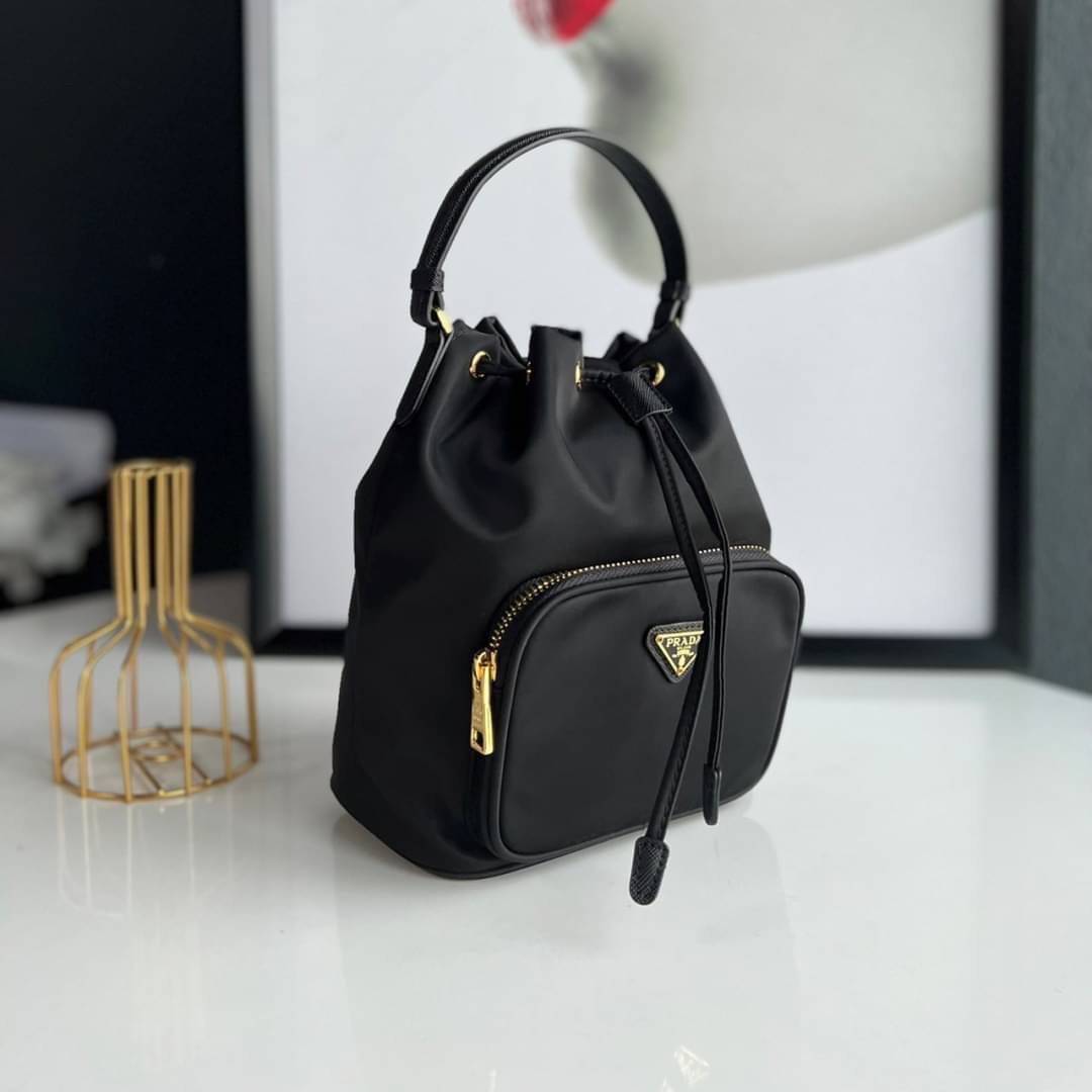 Prada Duet Re-Nylon Bucket shoulder bag / Prada Nylon bucket bag Pastel เกรดใช้สลับใบจริง ออริจินอล ใช้งานต่างประเทศได้ น้องสาวสุดสวยมาให้จับจองอีกหนึ่ง สีพาสเทลน่ารักละมุนมากๆ ค่ะ กระเป๋าสะพายข้าง ทรงขนมจีบ ไซส์มินิ ขนาดน่ารักน่าใช้มาก วัสดุขอบหนังแท้ แล