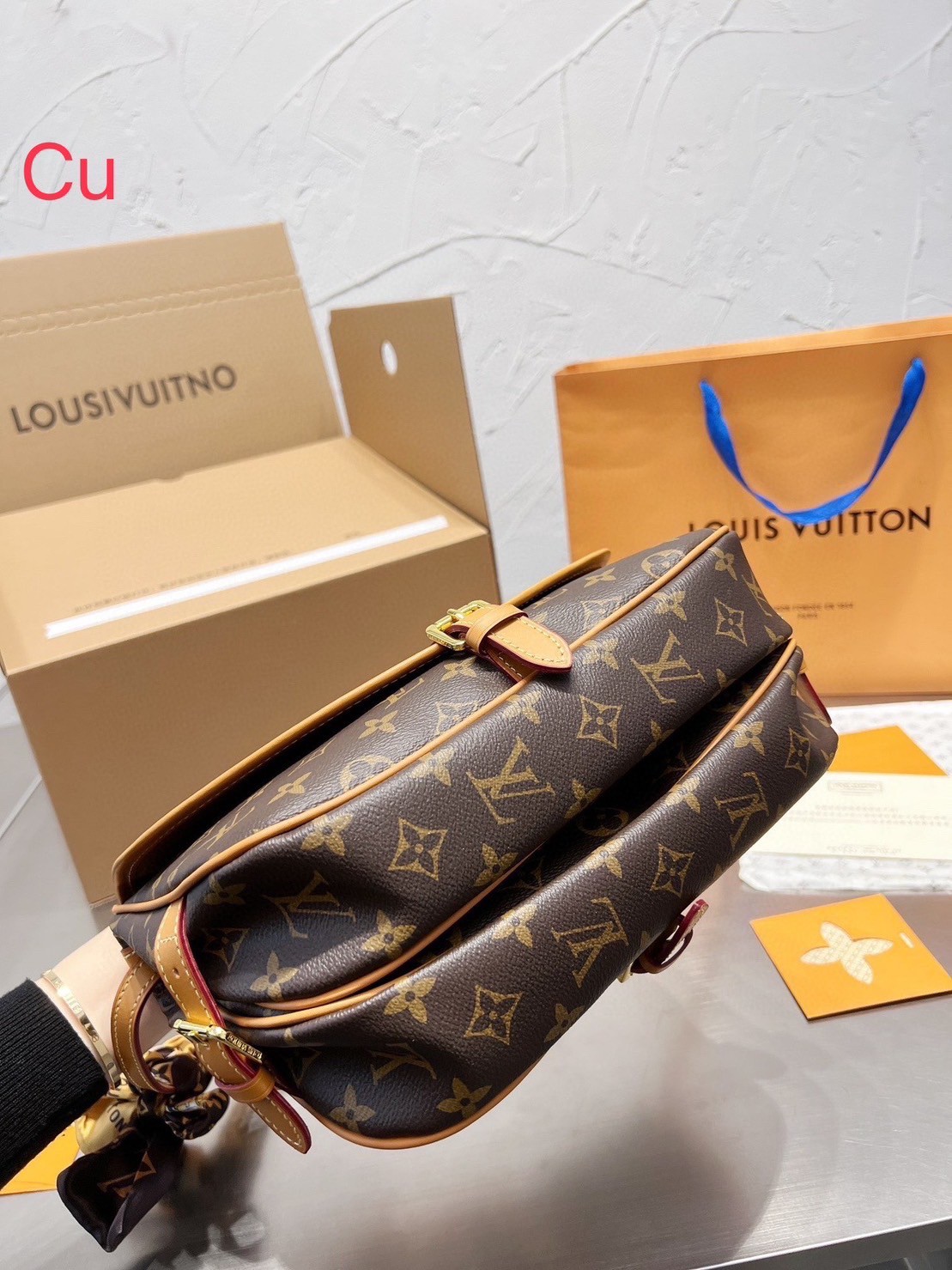 LV SAUMUR MM MONOGRAM BAG / LV Crossbody bag กระเป๋าสะพายพิมพ์ลายโมโนแกรมสุดหรูจากแบรนด์ดัง รูปทรงใช้งานง่าย ภายในจุของได้เยอะ ตอบโจทย์ให้กับทุกลุคทุกสไตล์ ใช้เป็น every ได้เลยค่ะ