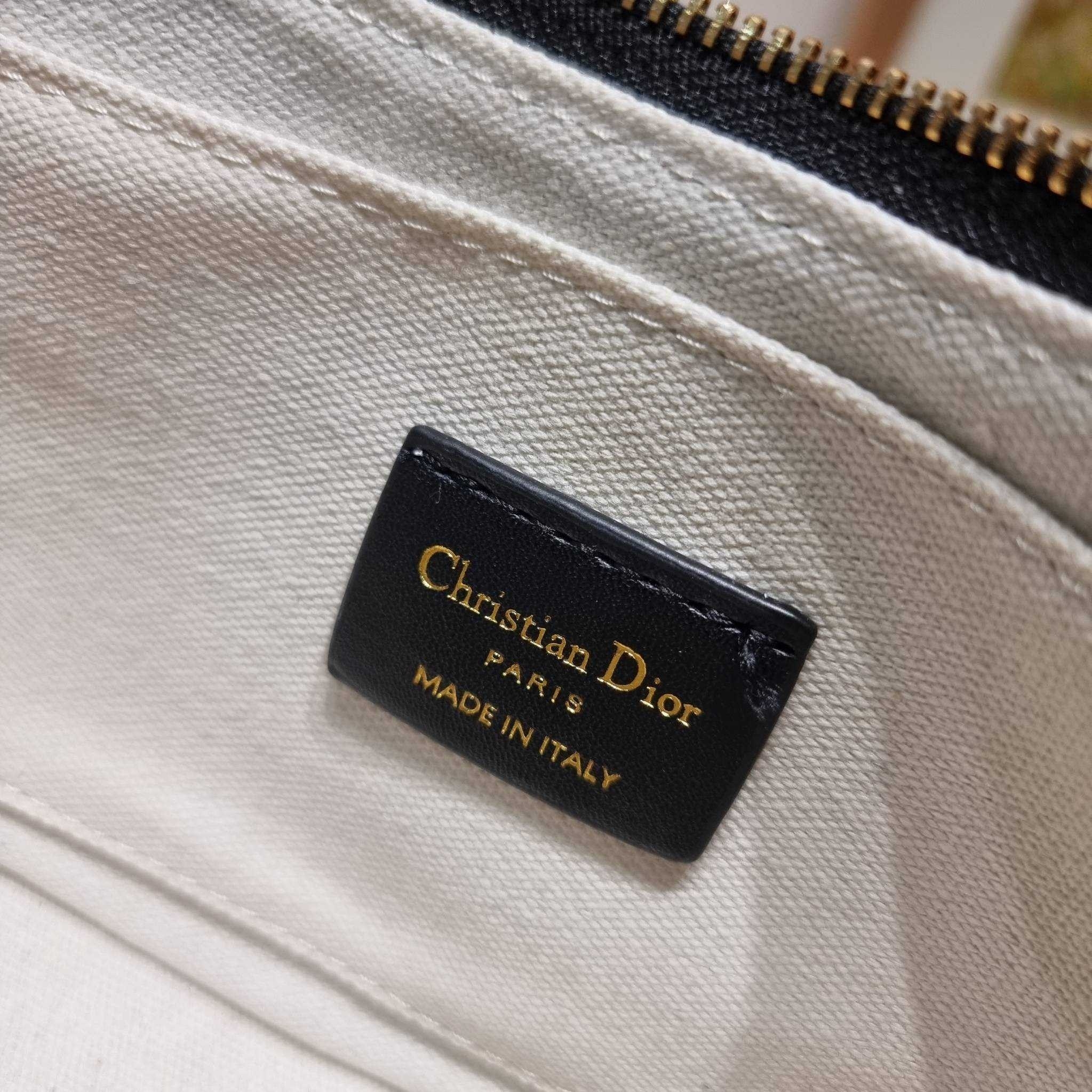 CD Lounge Bag Blue Oblique Jacquard / Dior pochette กระเป๋าสะพายทรงพอช สวยหรู ดีไซน์เรียบ แต่ดูแพง