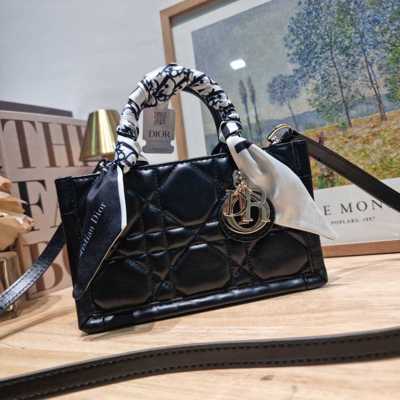 Dior mini book tote macro cannage bag กระเป๋าทรงโท้ทสุดฮิต ไซส์มินิ ดีไซน์ใหม่ หนังสวย พกพาไปไหนก็ได้ คล่องตัวและแมตช์ง่ายสุดๆ