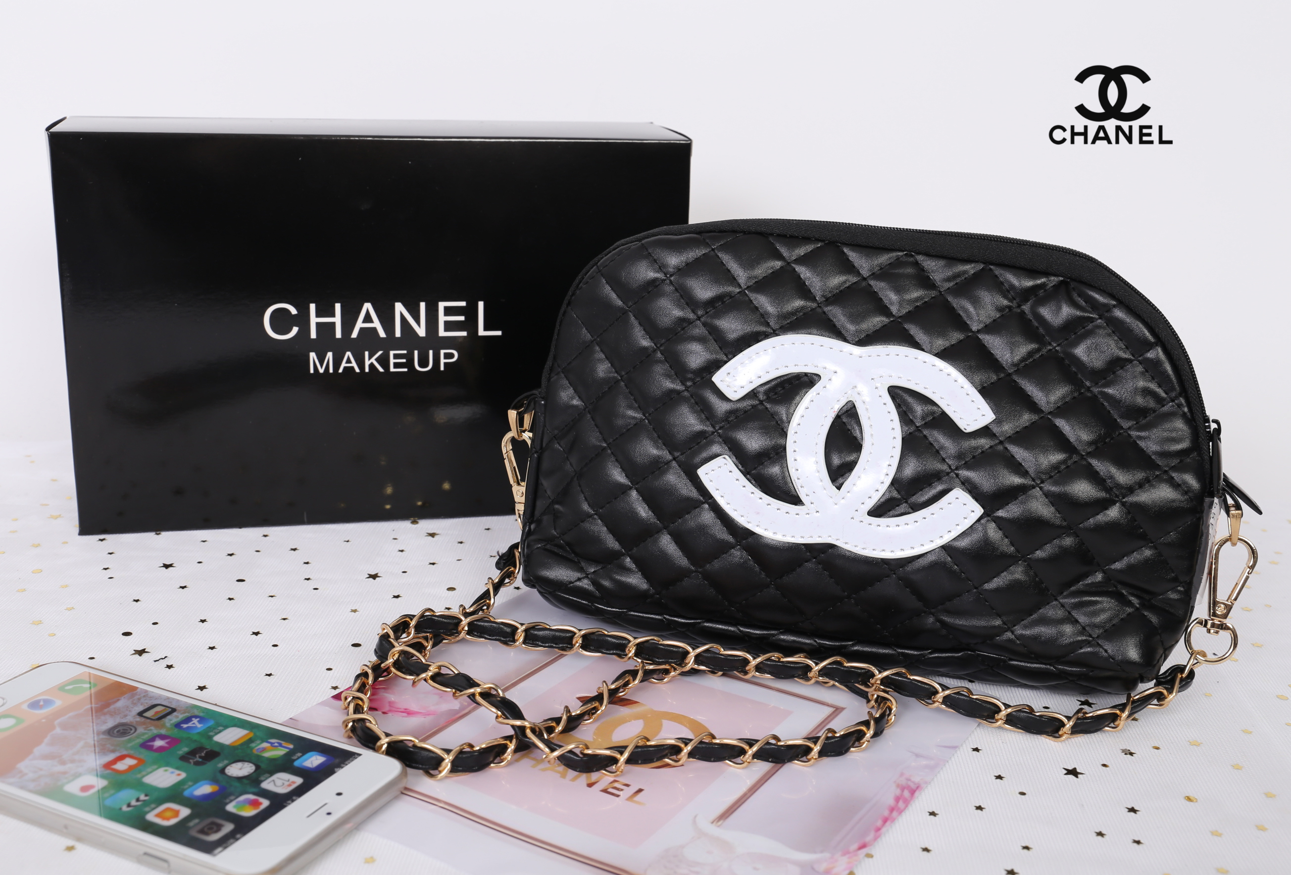 Chanel Quilted Leather Crossbody Bag with gift box สินค้าเป็นของแท้ ใหม่จากเค้าเตอร์เครื่องสำอาง/น้ำหอมแบรนด์ กระเป๋าแบรนด์ Chanel VIP Gift Bag ทำจากหนัง หัวซิปปั้มโลโก้แบรนด์ มาพร้อมสายยาว สายโซ่อะไหล่ทองยาว Crossbody สายถอดเก็บได้ ด้านในบุผ้า ปั้มแบรนด์