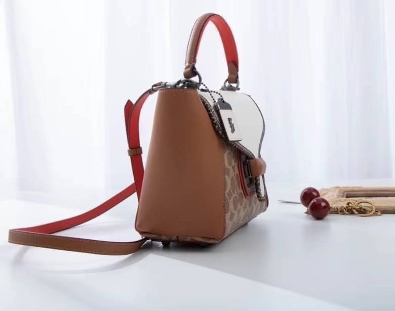 COACH COURIER CARRYALL 23 IN COLORBLOCK SIGNATURE CANVAS พร้อมส่ง 7 แบบ พร้อมส่ง ลุคดูไฮสุดๆค่ะ! กระเป๋าสะพายหนังหรูหราและคลาสสิค หนังแท้ชั้นดีที่สุด น้ำหนักเบา หนังสวยมากก สัมผัสแล้วหลงรักแน่นอนจ้าา😘