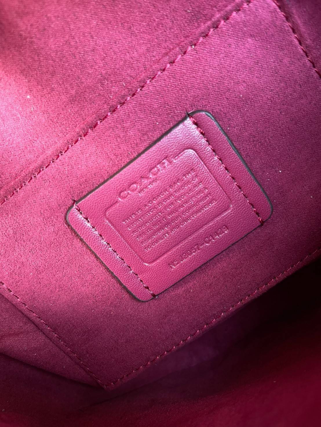 พร้อมส่งที่ไทยครบทั้ง6สีค่ะ 😘 Coach Ellen Crossbody In Signature ((C1432)) กระเป๋าทรงฮาฟมูนรูปทรงคลาสสิก ออกแบบให้มีลักษณะโค้งมน ไม่ดูเป็นทรงแข็งจนเกินไป ดีไซน์และสีของกระเป๋ายังเรียบง่าย เข้าได้กับทุกชุด สะพายครอสบอดี้ร์//สะพายข้าง หรือถือแบบคลัท