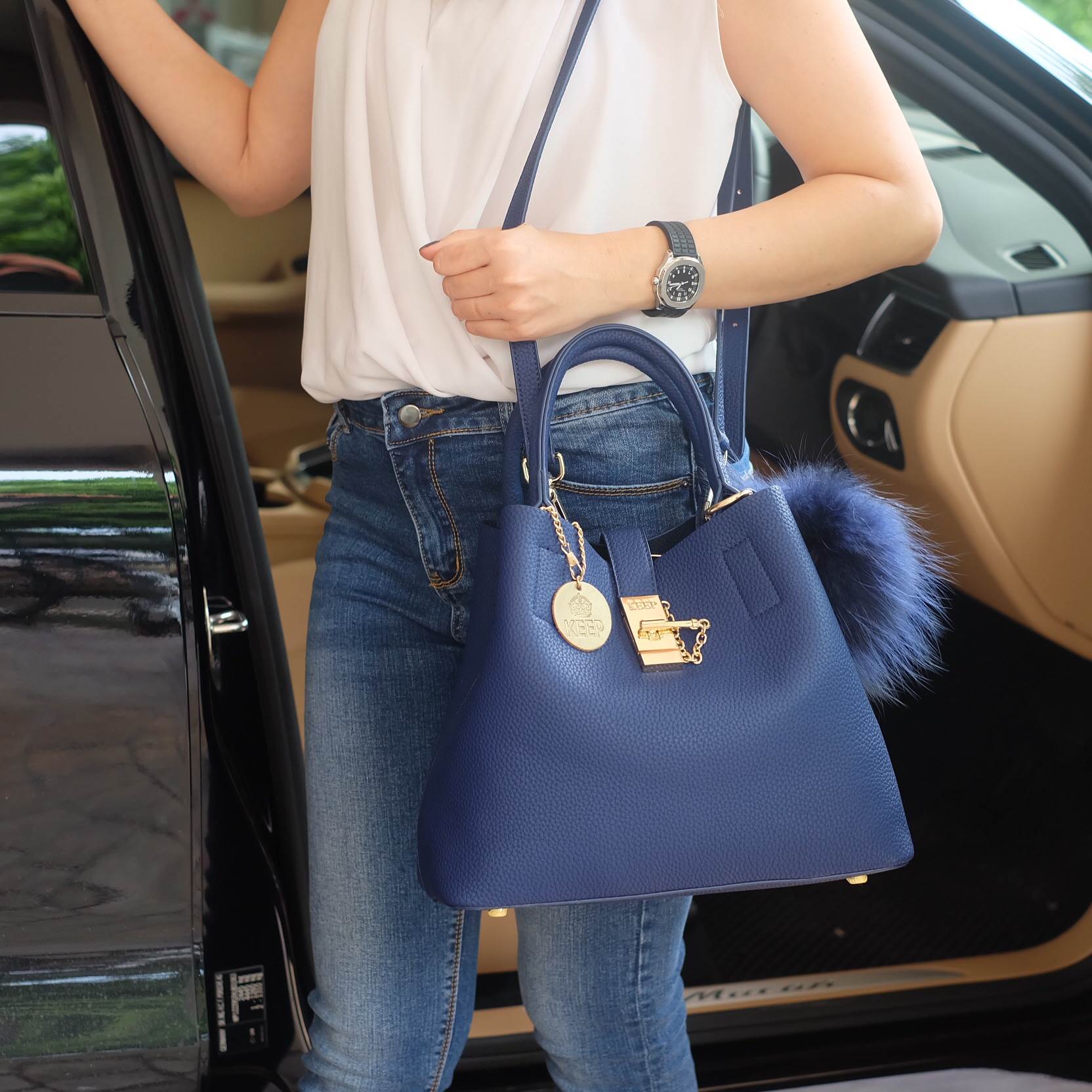 สีใหม่ Royal Navy พร้อมส่งละค่า • KEEP LALA BAG • พร้อมส่ง 2 ขนาด ตามการใช้งาน 👑สวย หรู เวอร์วัง อีกแล้วค่า กับกระเป๋า 2 in 1 ปรับเก็บทรง ได้ถึง 2 แบบ มาพร้อมพวงกุญแจ ปอมปอม ฟรุ้งฟริ้ง น่ารักมาก คะ ตัวกระเป๋าเป็นหนังเนื้อดีที่สุด เนื้อนิ่ม ลายหนัง