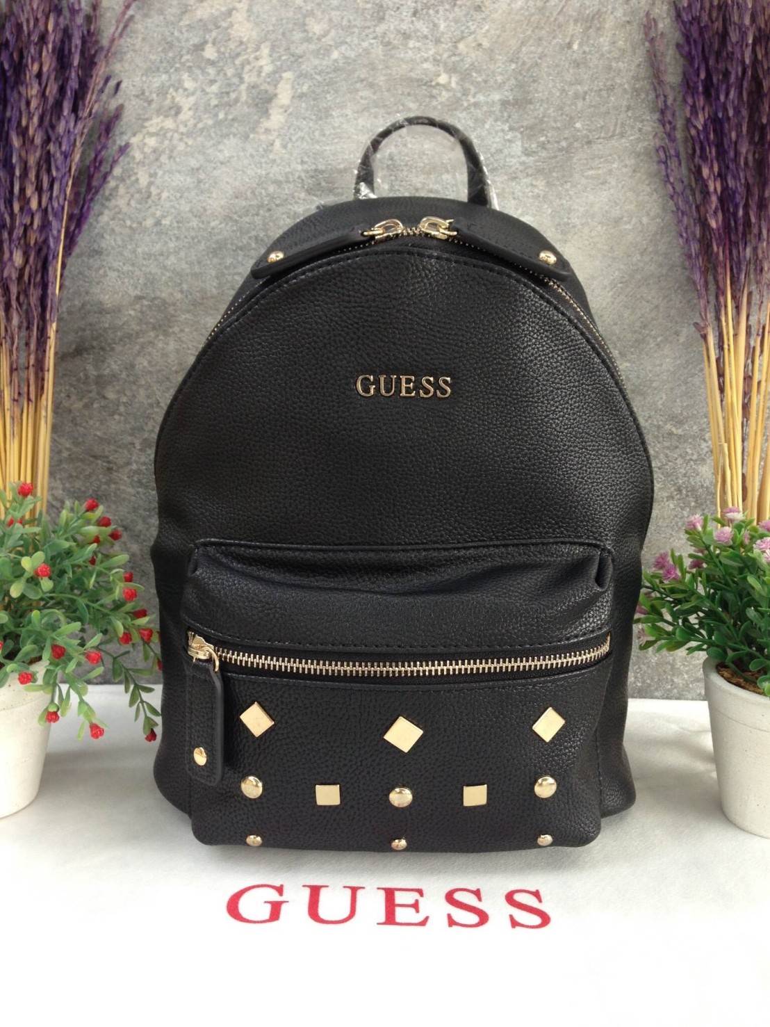 GUESS CANSON BACKPACK ของแท้❗️กระเป๋าเป้หนังเนื้อนิ่มสัมผัสคล้ายหนังแท้ ด้านหน้าแต่งหมุดกิ๊ปเก๋ เปิดปิดด้วยซิปสะดวกใช้ ด้านในบุผ้าแบรนด์ มีช่องใส่ซิปและช่องใส่ของจุกจิก ขนาดกำลังดีค่ะ น้ำหนักเบา สีสวย สายสะพายปรับได้ฟรีเลยค่าใบนี้ แนะนำมากๆค่า