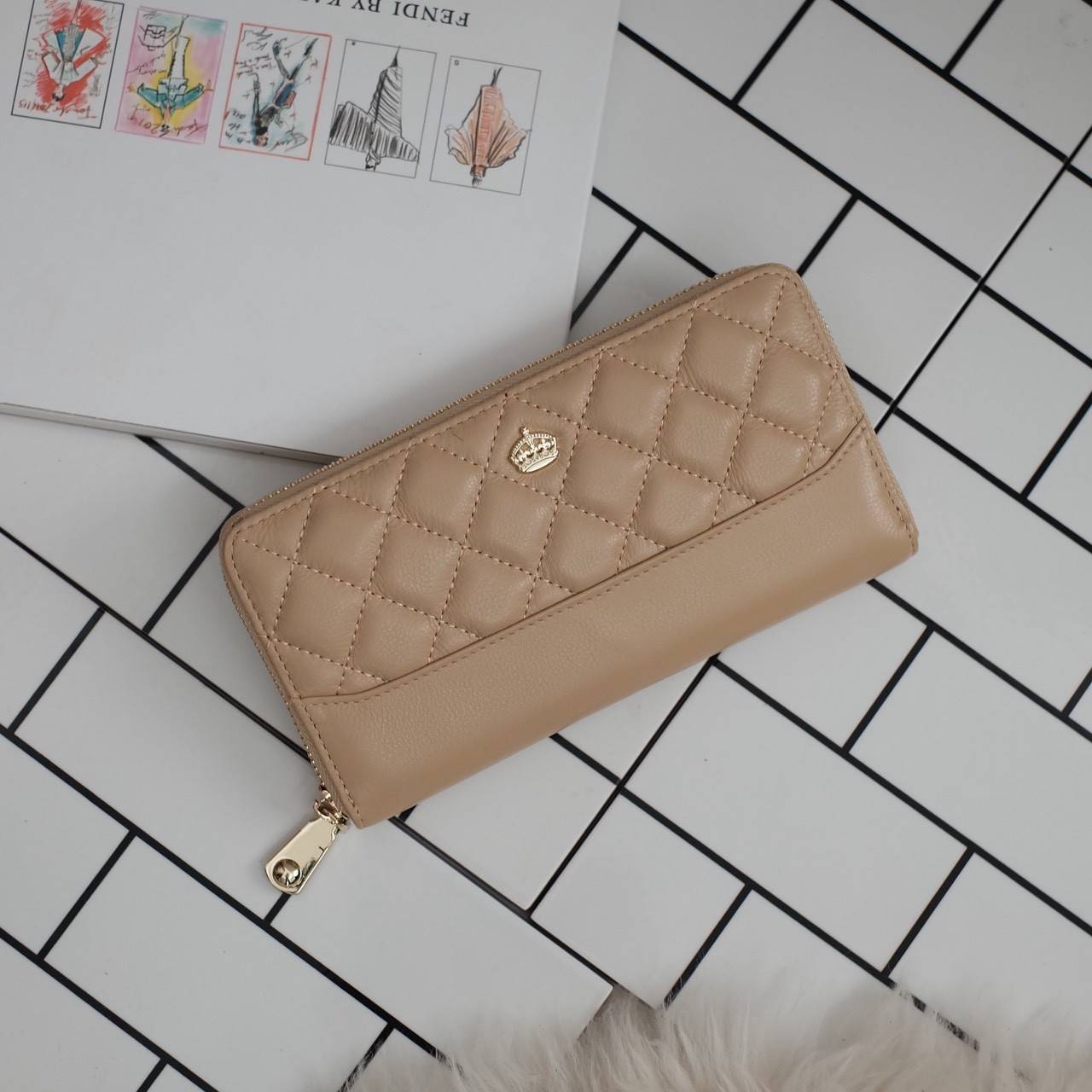 กระเป๋าสตางค์ Size ยาว ซิปรอบ สวยรับเงินมากใบนี้ คอนเฟิร์ม 💵💵 ใครกำลังหากระเป๋า size ห้ามพลาดนะคะ หนังสวยจริงๆ หนังวัวแท้ ตีตาราง นิ่ม ฟู ใช้หนังเกรดดีที่สุด สวยมาก KEEP • Super Rich ( Long )• กระเป๋า สตางค์ขนาดยาว ซิปรอบ ภายใน จุของคุ้ม ใ