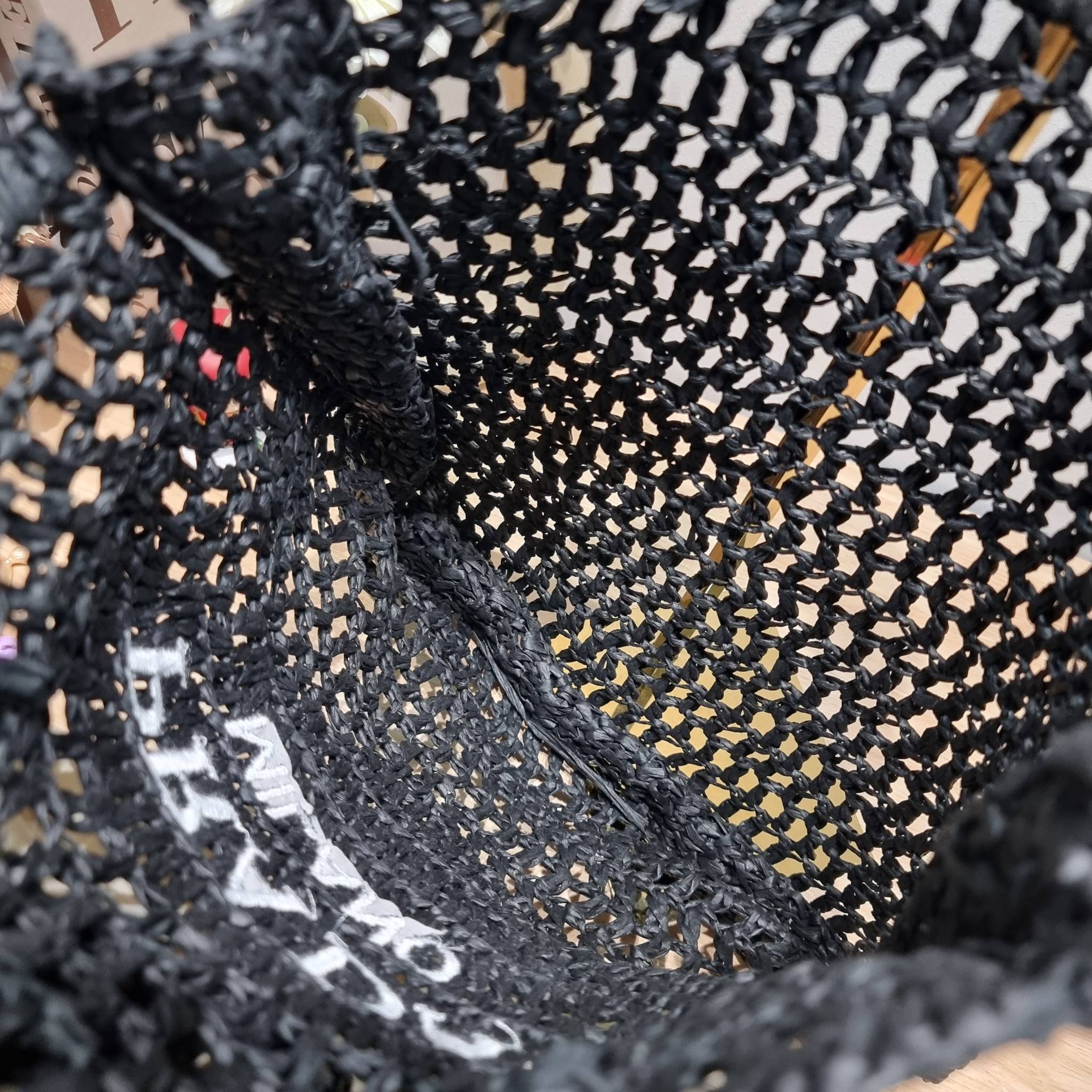 PRADA RAFFIA TOTE BAG สวยไม่ซ้ำใคร สไตล์บีช เหมาะมากกับการสะพายไปเที่ยวทะเล หรือจะใช้ในวันสบายๆก็ตอบโจทย์ กับกระเป๋าสะพายสานใบใหญ่ ตัวกระเป๋าเป็นวัสดุสังเคราห์จากธรรมชาติ