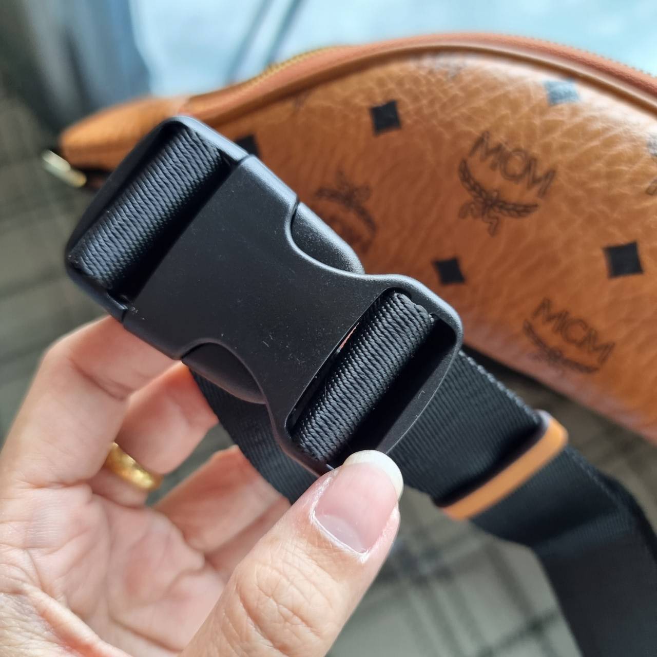 M.C.M FURSTEN BELT BAG IN VISETOS กระเป๋าคาดอกยอดฮิต หนุ่มๆสาวๆใช้ได้ไม่มีเบื่อ รุ่นขายดี ลายวิเซโต้เอกลักษณ์ ทั้งสปอร์ตและดูหรูในตัว ใช้งานง่าย ได้ทุกลุค วัสดุหนังแคนวาสคุณภาพดี มีช่องซิปหลัก และซิปด้านหลังกระเป๋า ภายในเป็นช่องโล่งบุผ้าซับอย่างดี รุ่น un