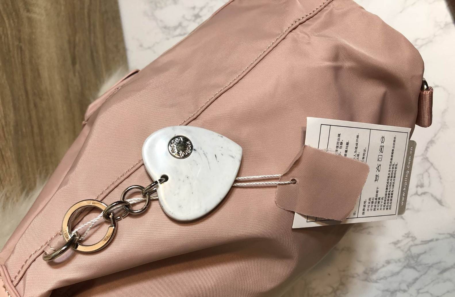 Kipling 2Way Bucket Bag กระเป๋าถือหรือสะพาย 2Way รุ่นใหม่ทรงขนมจีบวัสดุ Nylon & Polyester 100% น้ำหนักเบา ถือและสะพายได้หลายแบบจะใช้สายยาวสะพาย Crossbody หรือใช้สายคู่สะพายหลังแบบเป้ก็ดูดี หูจับถนัดมือสะพายไหล่ได้ เปิดปิดแบบ Drawstring พร้อมกระดุมแม่เหล็ก