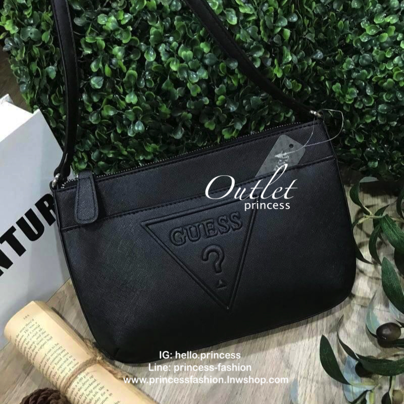 GUESS CROSSBODY BAG กระเป๋าสะพายรุ่นยอดนิยมจาก GUESS FACTORY วัสดุหนัง Saffiano อยู่ทรงสวยด้านหน้ามีโลโก้แบรนด์โดดเด่น มีช่องหน้า1ช่อง ขนาดกำลังดี น้ำหนักเบา เปิดปิดด้วยซิปสะดวกใช้ ภายในมีโลโก้ ซับในลายแบรนด์ รุ่นนี้ใส่กระเป๋าสตางค์ มือถือ ของใช้ได้เยอะค่
