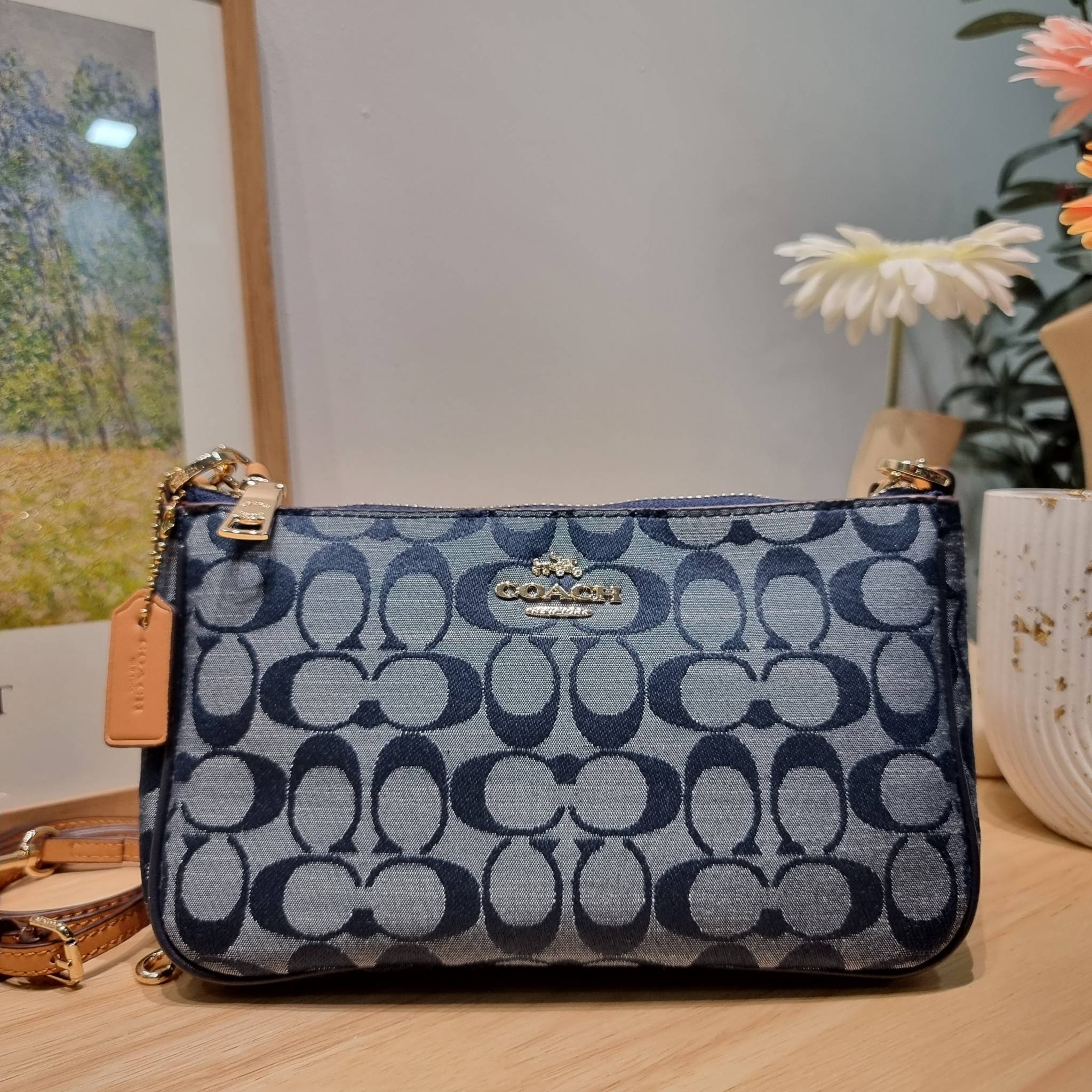 COACH NOLITA 19 IN SIGNATURE CHAMBRAY CH149 พร้อมส่ง คอลเลคชั่นใหม่ น่ารักน่าใช้ ในสไตล์คลาสสิค กระเป๋าทรงพอชขนาดมินิ ที่สามารถสะพายไหล่ และกึ่งคล้องมือใช้ได้ 2 สไตล์