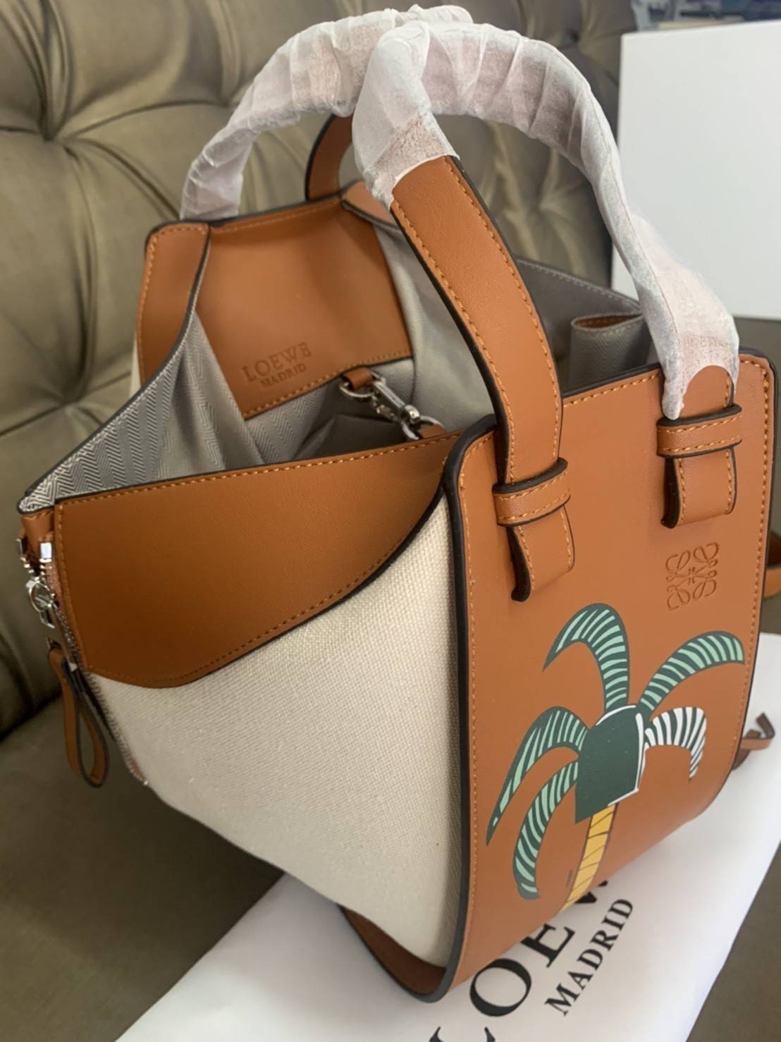 Loewe Hammock Bag / Loewe Small Hammock Tan Ken Price La Palme Edition / กระเป๋าสไตล์แคชชวล พิมพ์ลายต้นปาล์ม