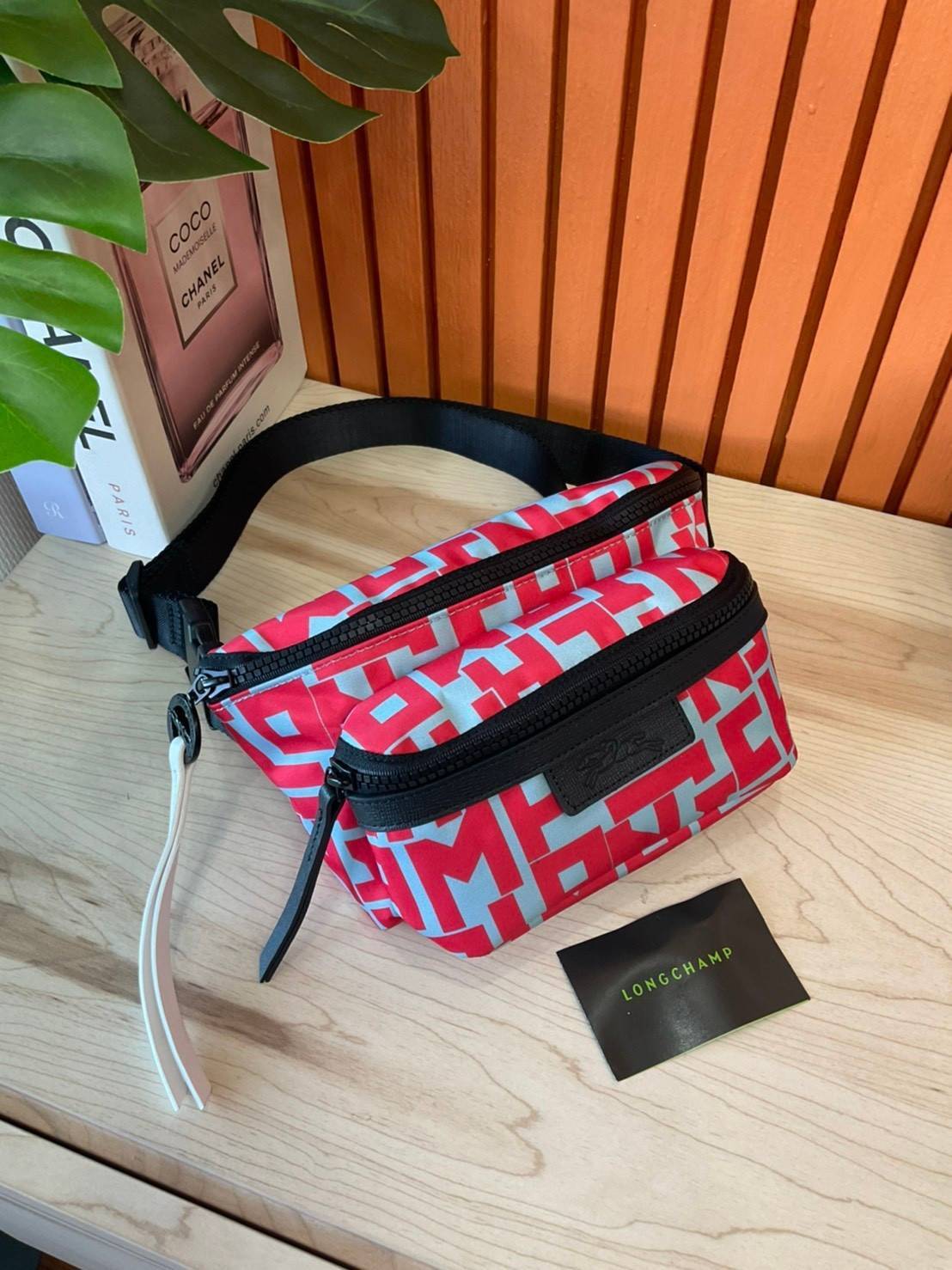 ของแท้ 💯% Longchamp Le Pliage Graphic Nylon Belt Bag กระเป๋า คาดอก / คาดเอว ลายกราฟฟิก วัสดุเนื้อผ้า Nylon Canvas เคลือบกันนำ้ ตัดด้วยหนังแท้ที่มีน้ำหนักเบา มี 2 ช่องซิปสะดวกใช้ ดีไซน์เรียบง่ายแต่เต็มไปด้วยความคลาสสิก ที่จับหัวซิปปั้มแบรนด์ จุของไ