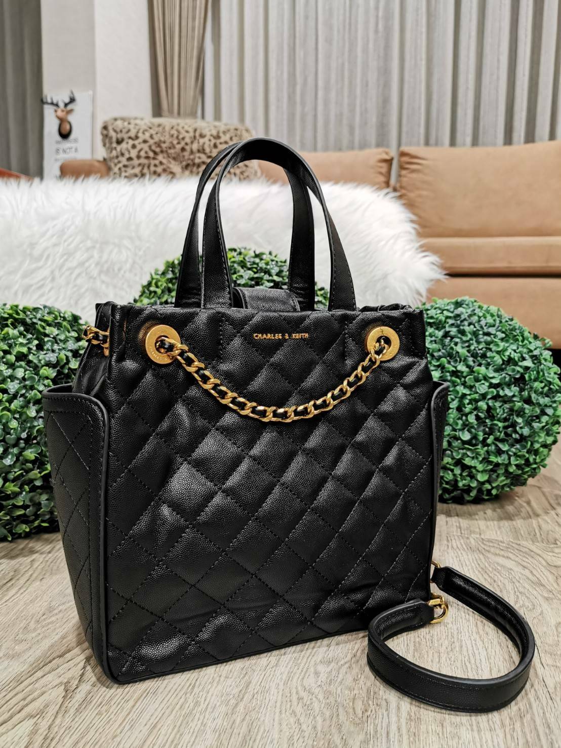 CHARLES & KEITH HANDBAG กระเป๋าถือหรือสะพายดีไซน์สวยหรูวัสดุหนังคาเวียร์อยู่ทรง ด้านหน้ามีโลโก้ ด้านข้างมีช่องใส่ของ มีหูจับถนัดมือ พร้อมสายสะพายโซ่มีที่รองบ่าสามารถใช้สายคู่สะพายไหล่หรือสายเดี่ยว Crossbody ได้ มีหมุดรองฐานกันรอย ภายในมีช่องซิปเเละช่องใส่