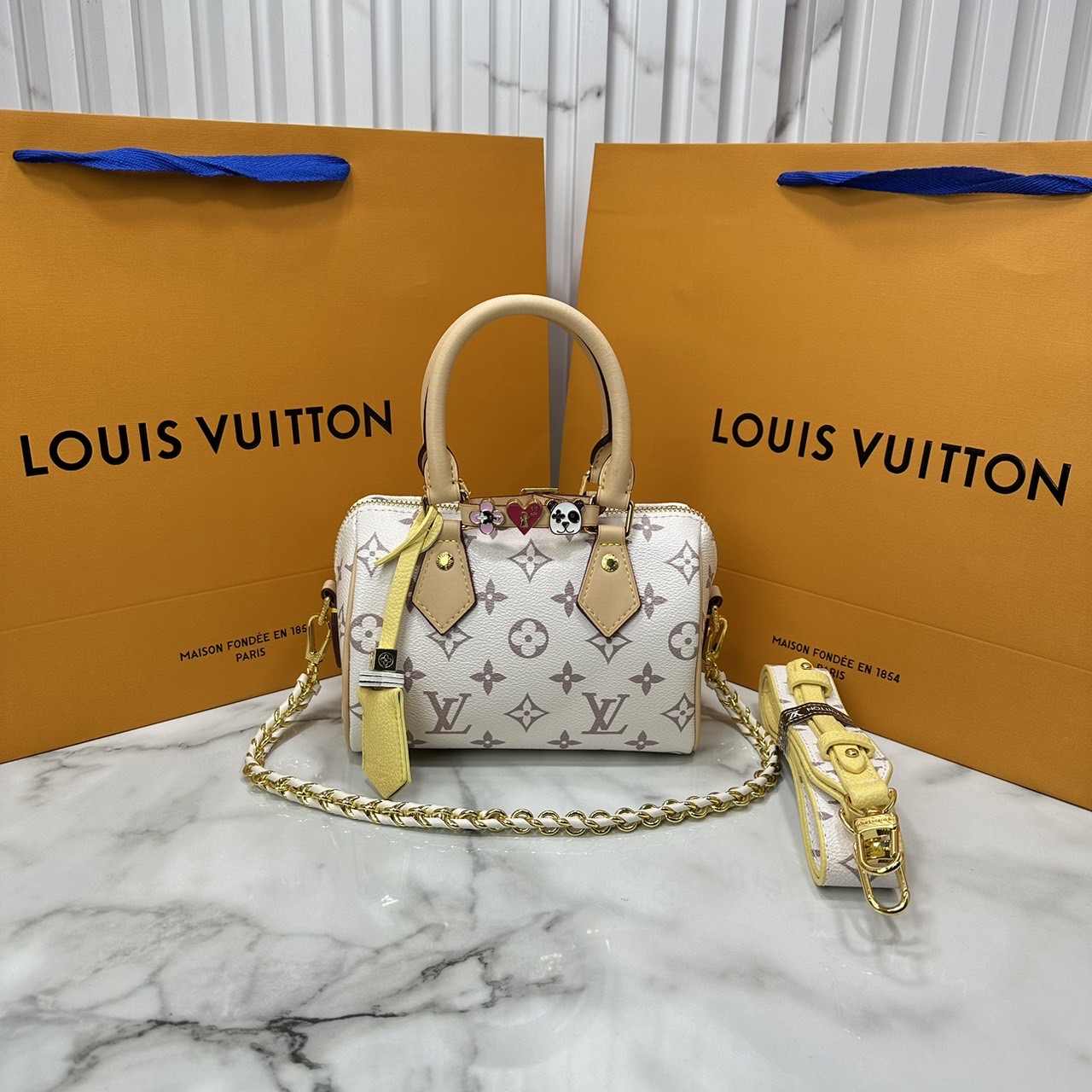 LV Speedy Bandoulière 7" Bicolor Monogram Bag / LV Keepall Bag น้องกระเป๋าทรงหมอนไซส์มินิน่ารัก ดีไซน์น่าใช้มากๆ โทนสีใหม่สวยคลาสสิค รูปทรงโดดเด่น ภายในเป็นช่องกว้าง มาพร้อมสายสะพาย ใบจริงสวยเกินเบอร์!! ไม่ผิดหวังจ้า