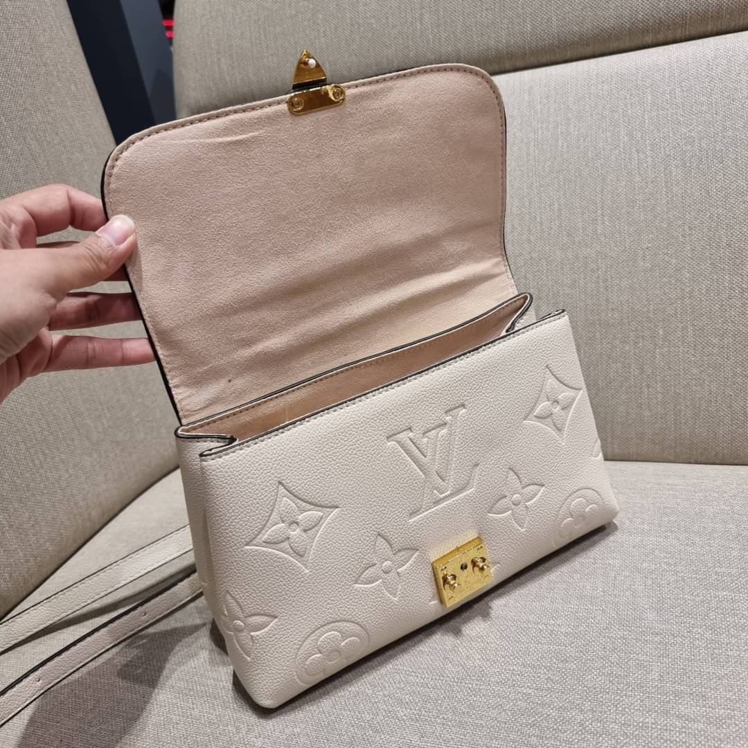 VIP 🥂 LV MADELEINE BAG ใหม่ล่าสุด อีกหนึ่งรุ่นคลาสสิคหายาก ที่สาวๆรอคอย กระเป๋าถือ/สะพายข้าง ดีไซน์เรียบง่าย แต่เต็มไปด้วยดีเทลความหรู วัสดุหนังวัวปั๊มลายเอกลักษณ์ เปิด‐ปิดด้วยอะไหล่กดล็อคสีทองหรู และมีพวงหนังห้อยพิเศษแถมมาให้ด้วย ภายในแบ่งสัดส่วน