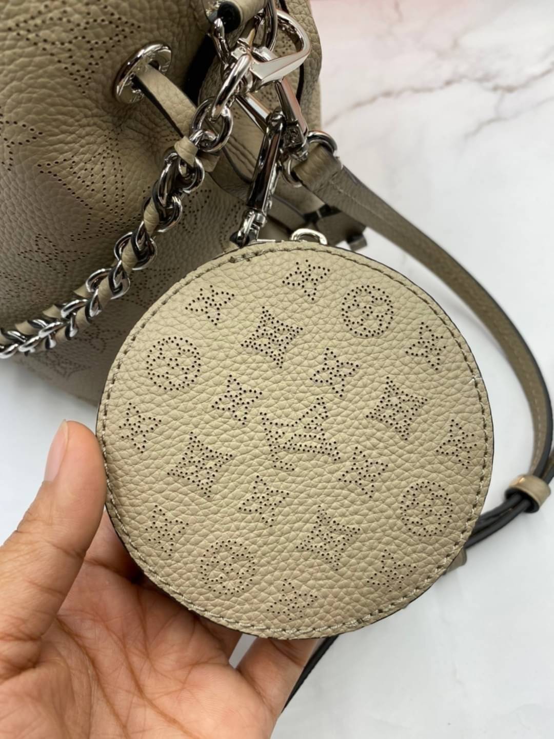 พรีเมี่ยมกิ๊ฟแท้ 100% 】หนังแท้ LOUIS VUITTON Muria Mahina Perforated Calf Leather Shoulder Bag Vert
